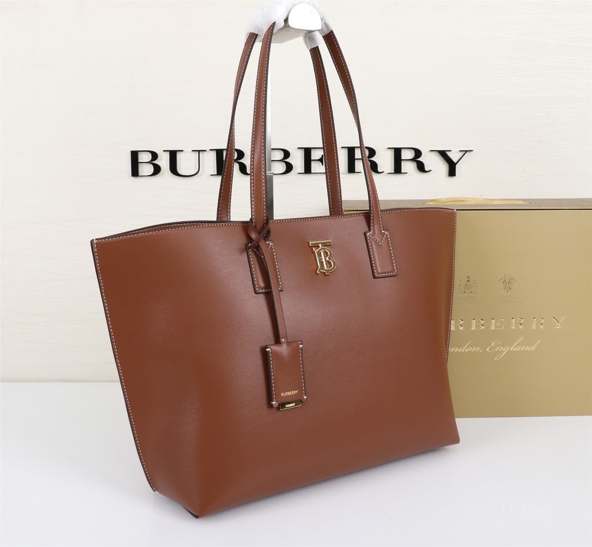 C49 🔥🔥B brand’s tote bags feature ample space. Made from high-quality Italian tanned leather.[Color] Decorative details with a shiny finish; T/B exclusive logos, along with mirror pendants covered in leather. 34 x 14 x 28cm, 2088 — image 2