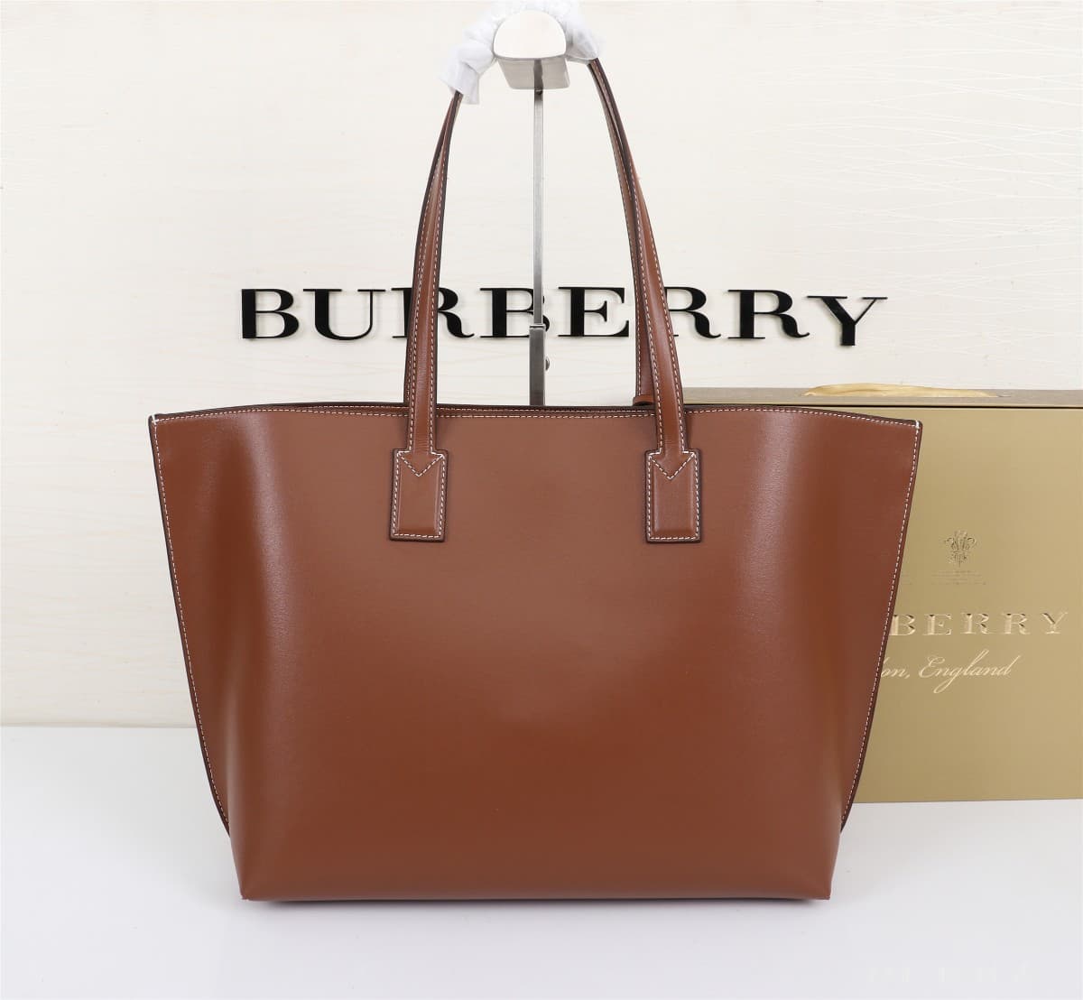 C49 🔥🔥B brand’s tote bags feature ample space. Made from high-quality Italian tanned leather.[Color] Decorative details with a shiny finish; T/B exclusive logos, along with mirror pendants covered in leather. 34 x 14 x 28cm, 2088 — image 3