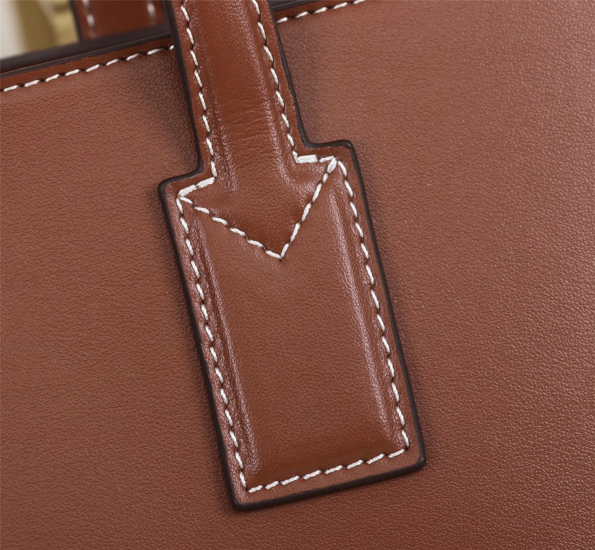 C49 🔥🔥B brand’s tote bags feature ample space. Made from high-quality Italian tanned leather.[Color] Decorative details with a shiny finish; T/B exclusive logos, along with mirror pendants covered in leather. 34 x 14 x 28cm, 2088 — image 6