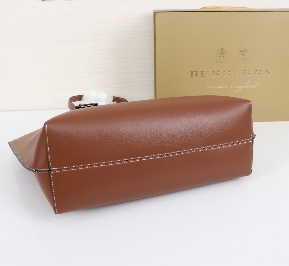 C49 🔥🔥B brand’s tote bags feature ample space. Made from high-quality Italian tanned leather.[Color] Decorative details with a shiny finish; T/B exclusive logos, along with mirror pendants covered in leather. 34 x 14 x 28cm, 2088 — image 7
