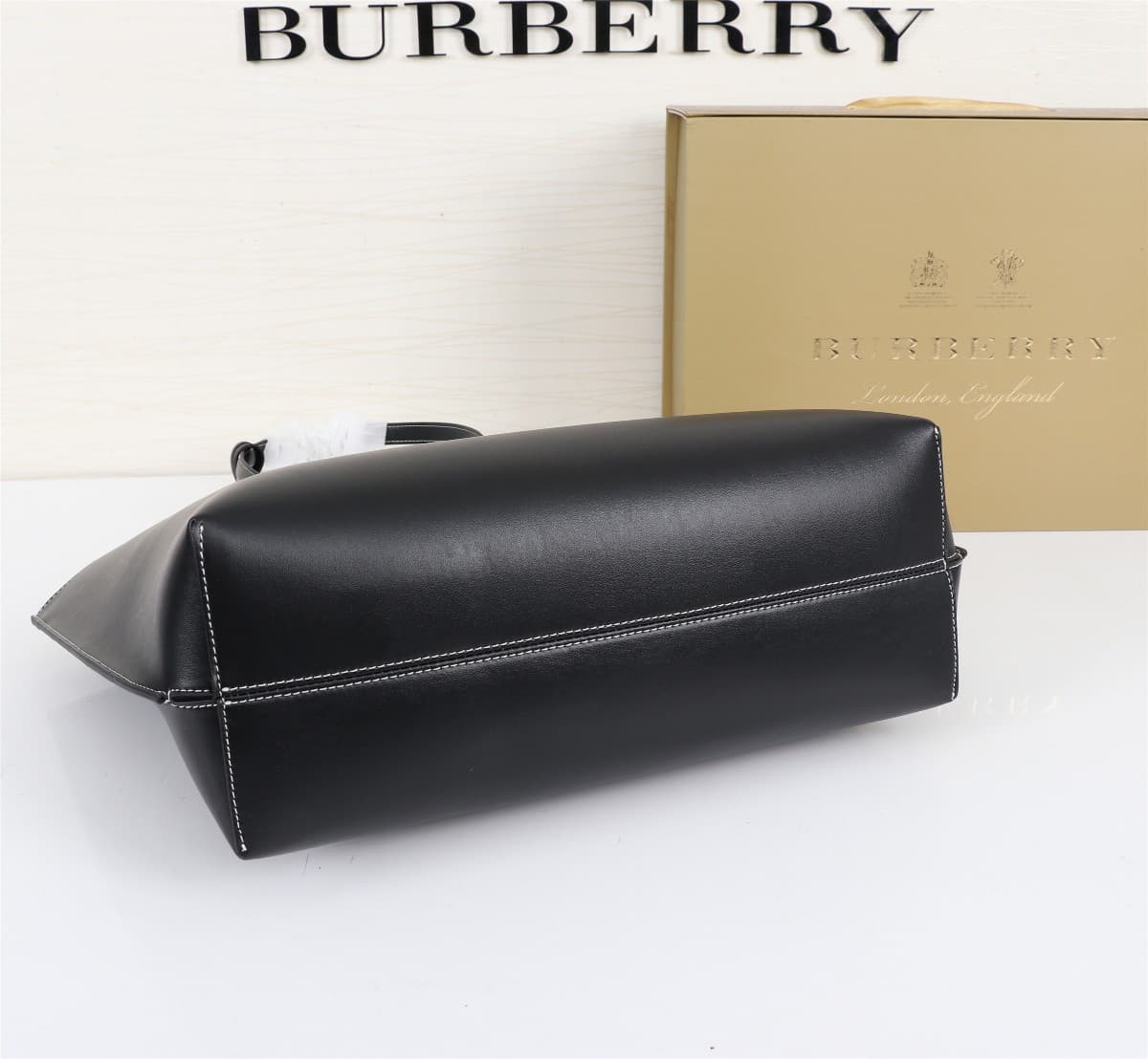 C48 🔥🔥B brand’s tote bags feature ample space. Made from high-quality Italian tanned Guimard leather.[Color] Decorative accents with a shiny finish; T/B-specific branding, along with a mirror ornament covered in leather. 34 x 14 x 28cm, 2088 — image 4