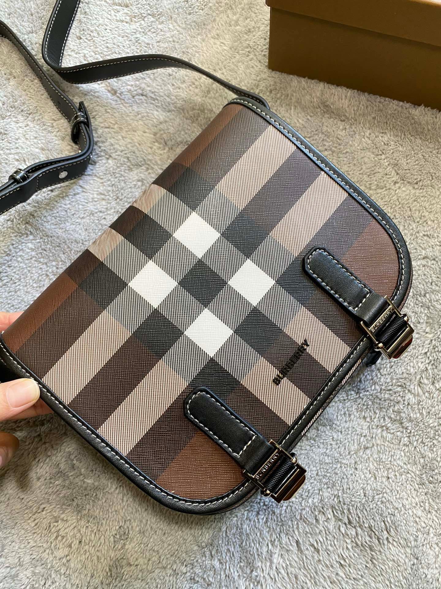 C79 🎁 Latest马鞍 bag from B brand! A stylish messenger bag with a straight silhouette, crafted from eco-friendly plaid canvas. This eco-friendly fabric is made using renewable resources; compared to traditional coated canvas, it requires less water and prod — image 2