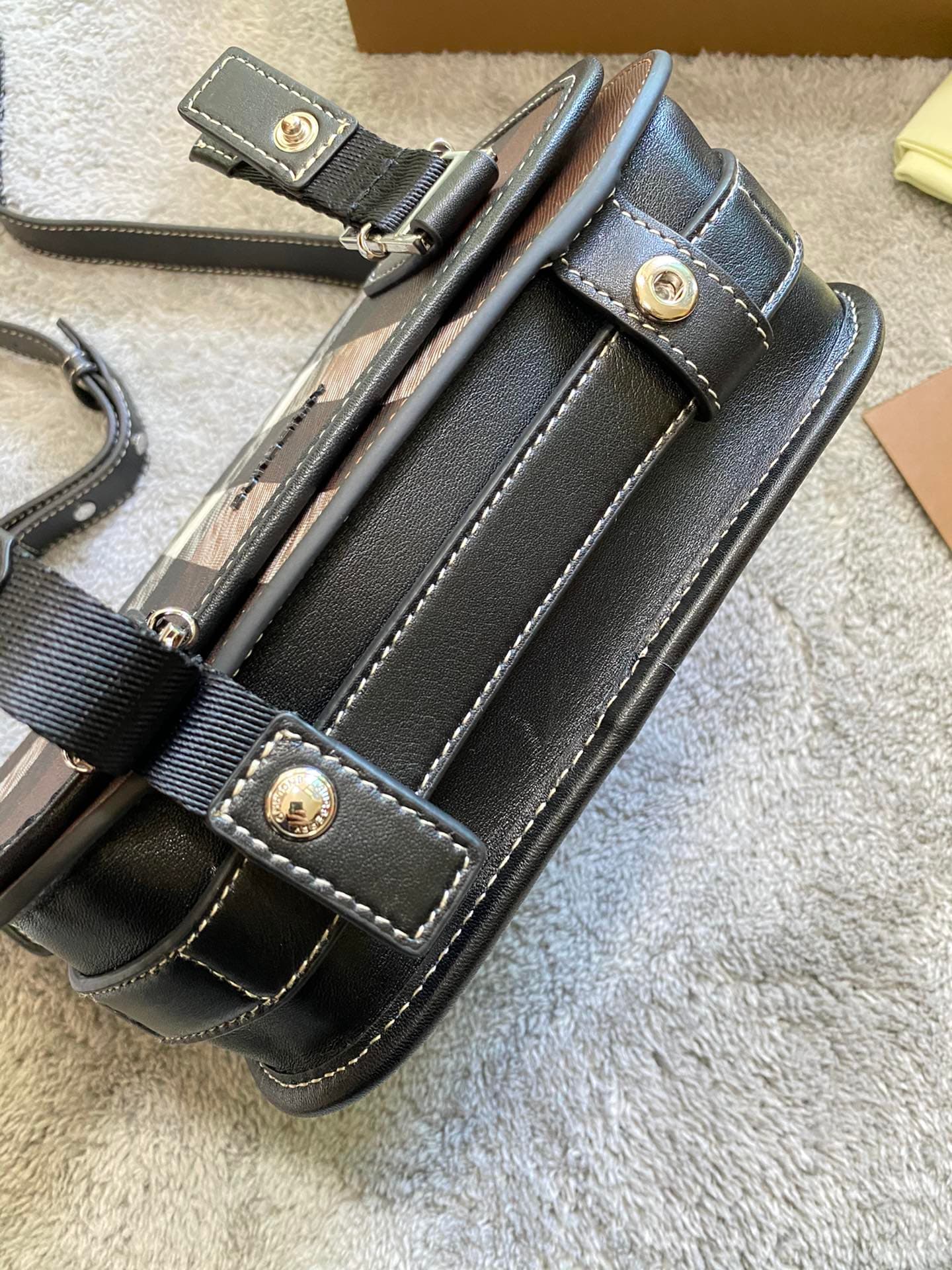 C79 🎁 Latest马鞍 bag from B brand! A stylish messenger bag with a straight silhouette, crafted from eco-friendly plaid canvas. This eco-friendly fabric is made using renewable resources; compared to traditional coated canvas, it requires less water and prod — image 5