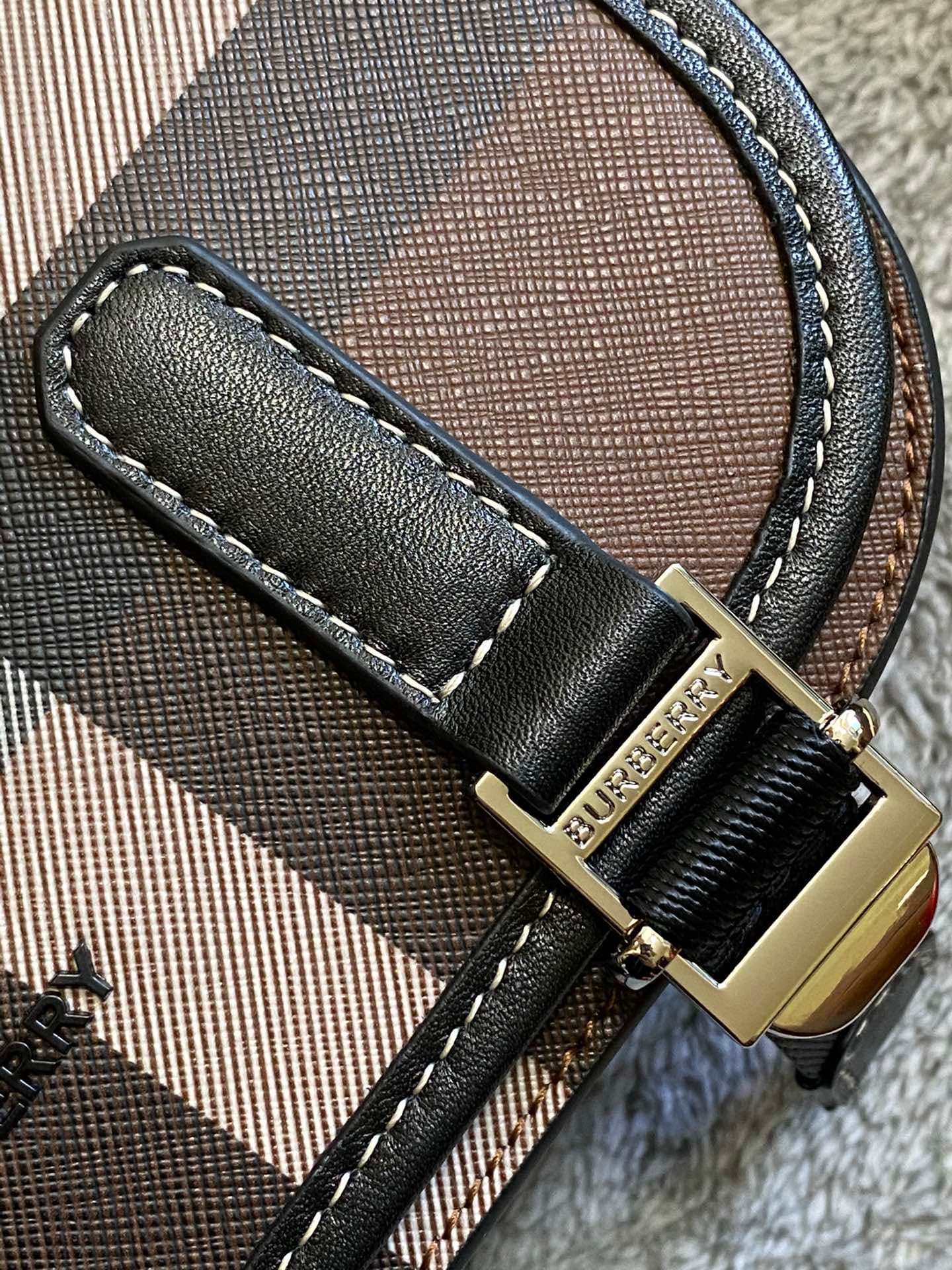 C79 🎁 Latest马鞍 bag from B brand! A stylish messenger bag with a straight silhouette, crafted from eco-friendly plaid canvas. This eco-friendly fabric is made using renewable resources; compared to traditional coated canvas, it requires less water and prod — image 4