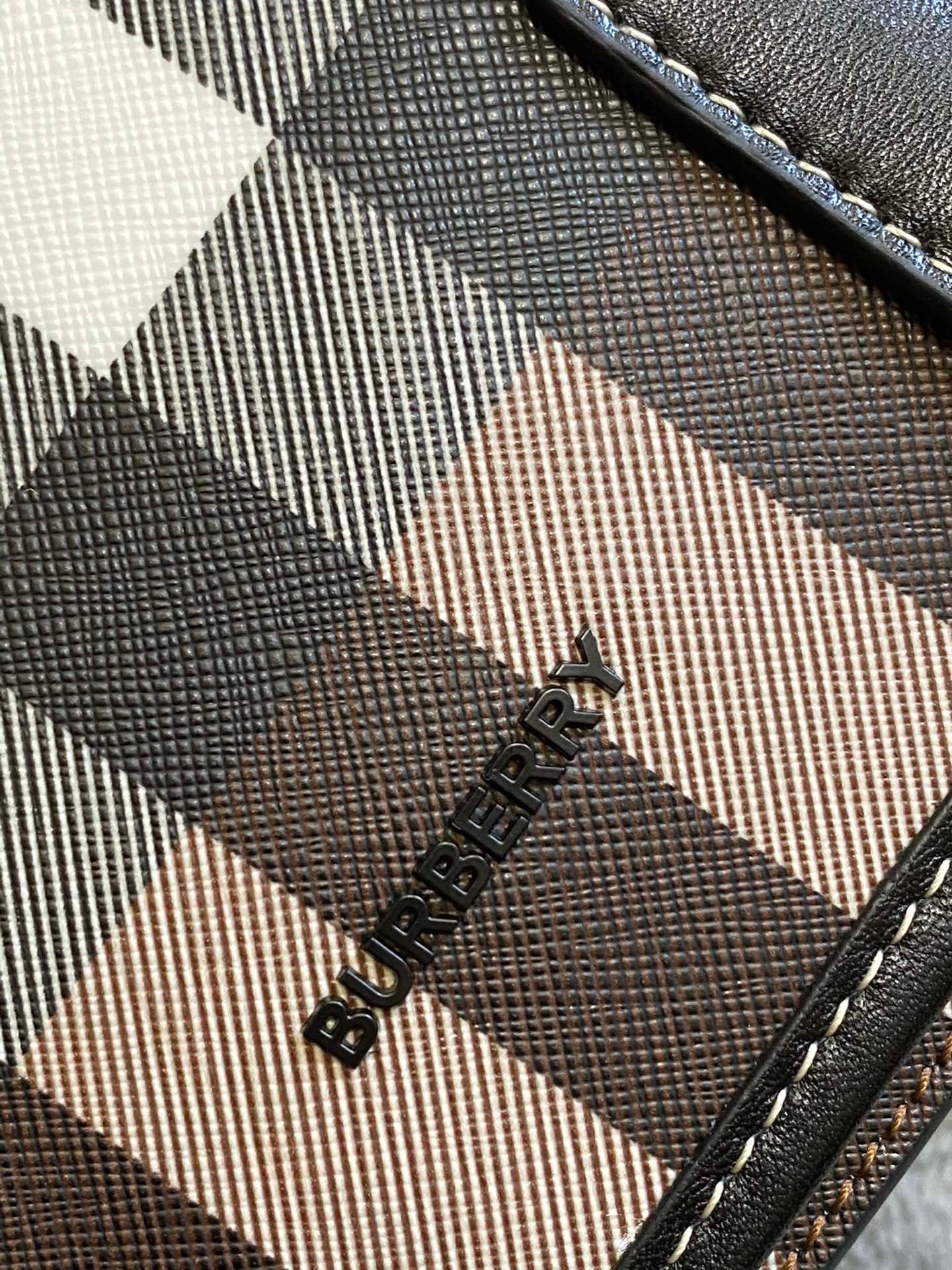 C79 🎁 Latest马鞍 bag from B brand! A stylish messenger bag with a straight silhouette, crafted from eco-friendly plaid canvas. This eco-friendly fabric is made using renewable resources; compared to traditional coated canvas, it requires less water and prod — image 3