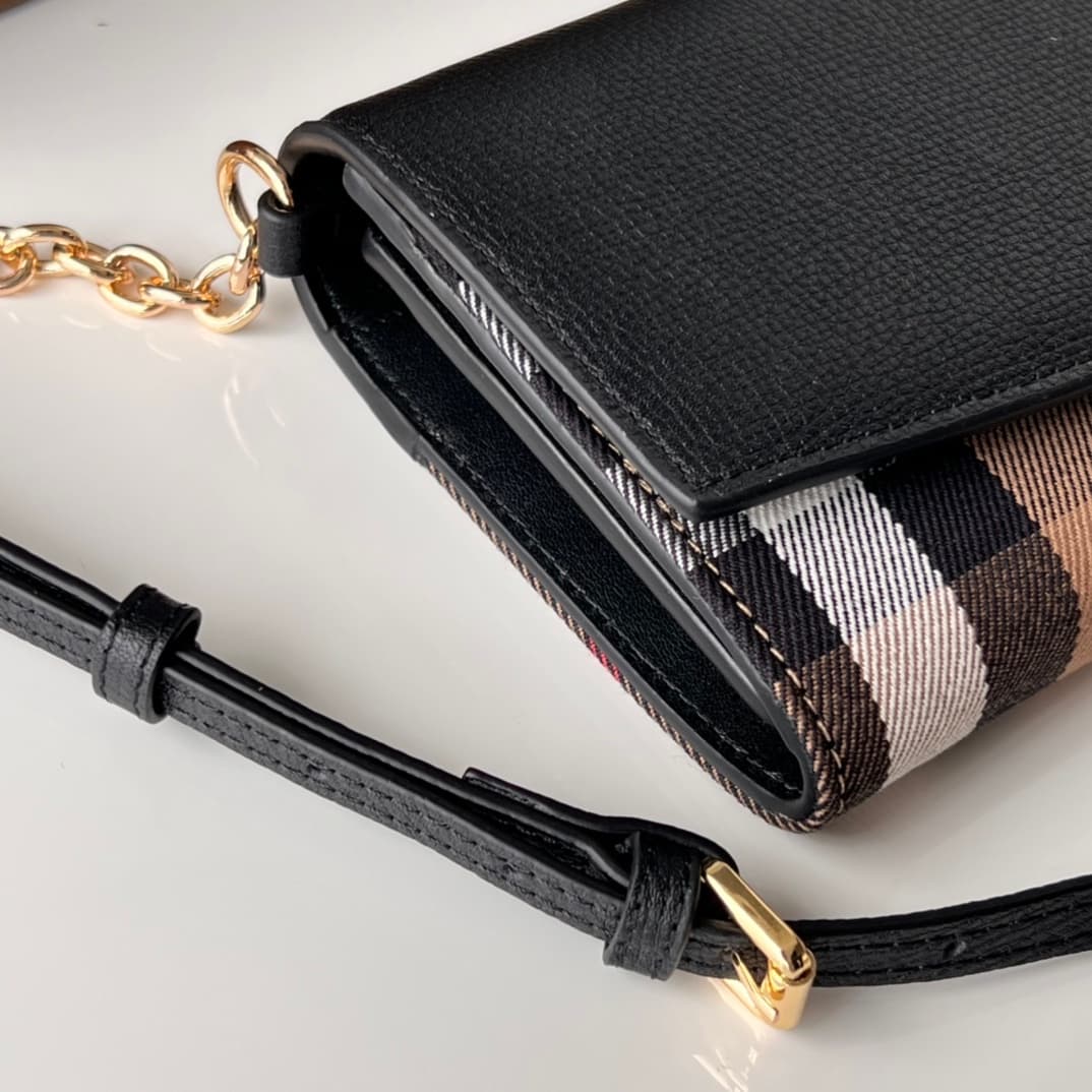 C53 Bur family Horseferry plaid leather chain purse wallet 👉 Comes with a leather chain and shoulder strap. This product can be used as a small handbag on its own, or as a purse, stored within a daily handbag. 👍 High-quality products from the store, with  — image 5