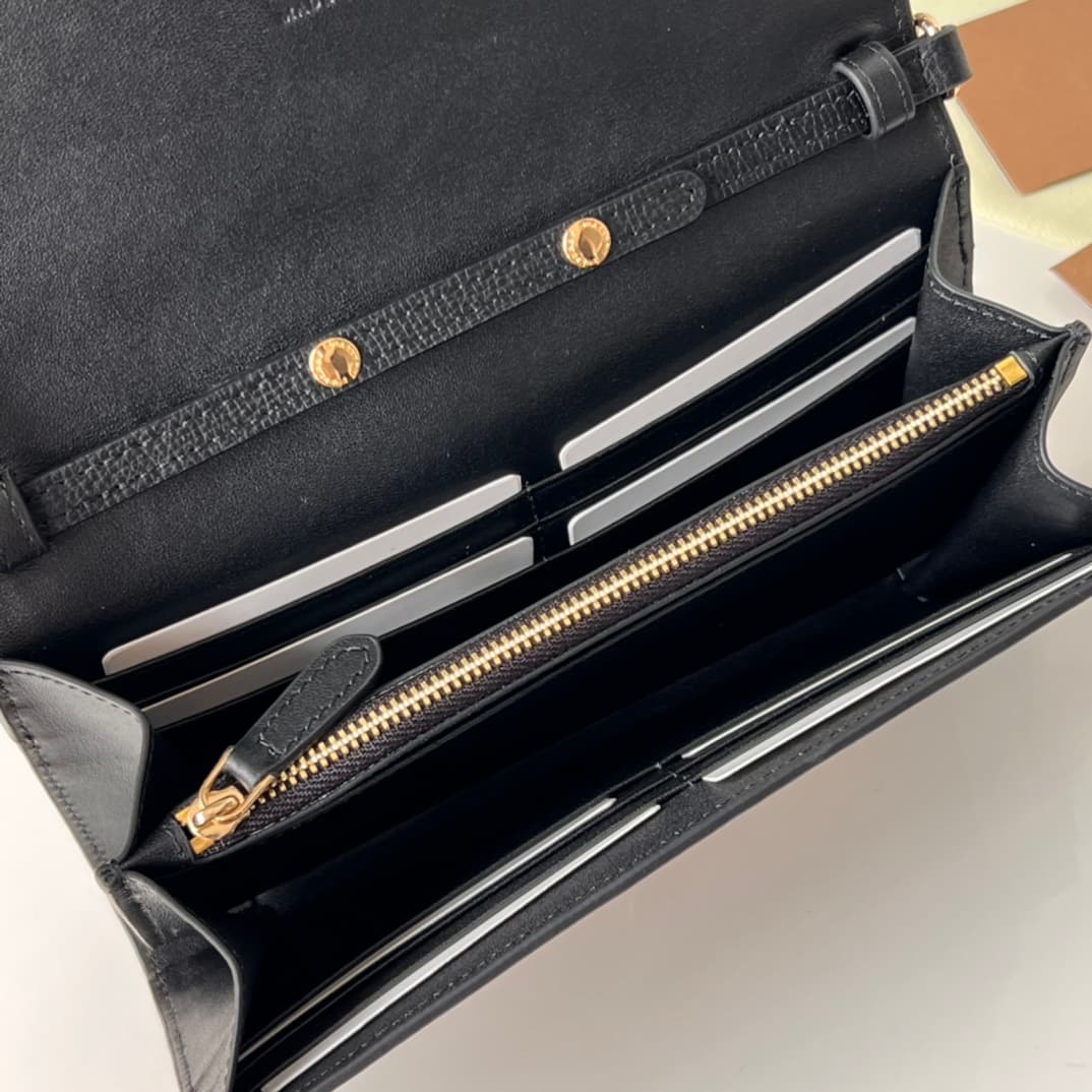 C53 Bur family Horseferry plaid leather chain purse wallet 👉 Comes with a leather chain and shoulder strap. This product can be used as a small handbag on its own, or as a purse, stored within a daily handbag. 👍 High-quality products from the store, with  — image 7