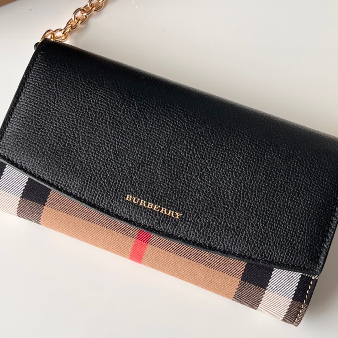 C53 Bur family Horseferry plaid leather chain purse wallet 👉 Comes with a leather chain and shoulder strap. This product can be used as a small handbag on its own, or as a purse, stored within a daily handbag. 👍 High-quality products from the store, with  — image 3