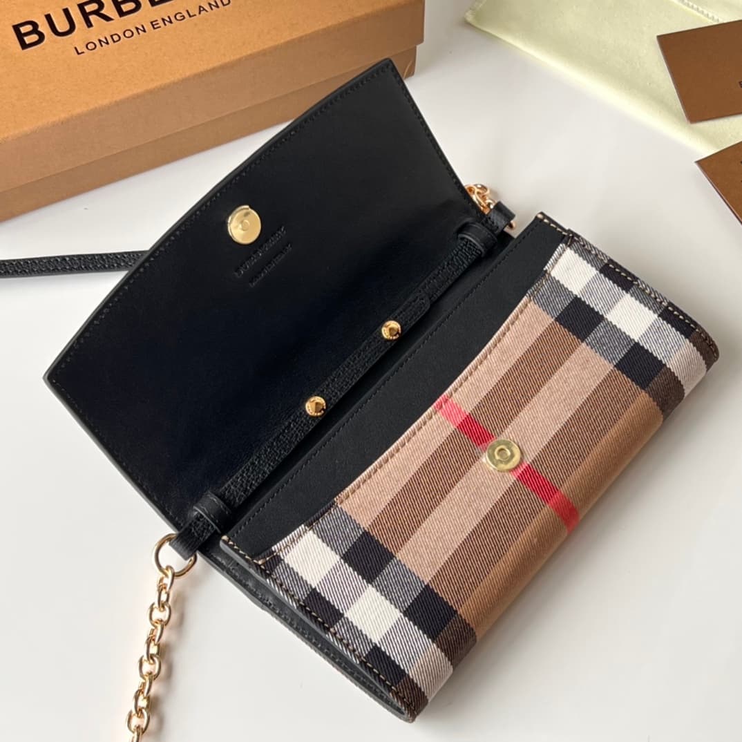 C53 Bur family Horseferry plaid leather chain purse wallet 👉 Comes with a leather chain and shoulder strap. This product can be used as a small handbag on its own, or as a purse, stored within a daily handbag. 👍 High-quality products from the store, with  — image 6