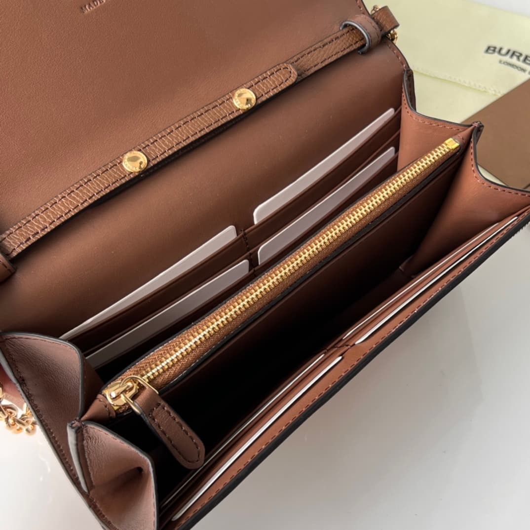 C54 Bur family Horseferry plaid leather chain wallet, handbag 👉 Comes with a leather chain and shoulder strap. This product can be used as a small handbag on its own, or as a wallet stored inside a daily handbag. 👍 High-quality products from the store, fi — image 8