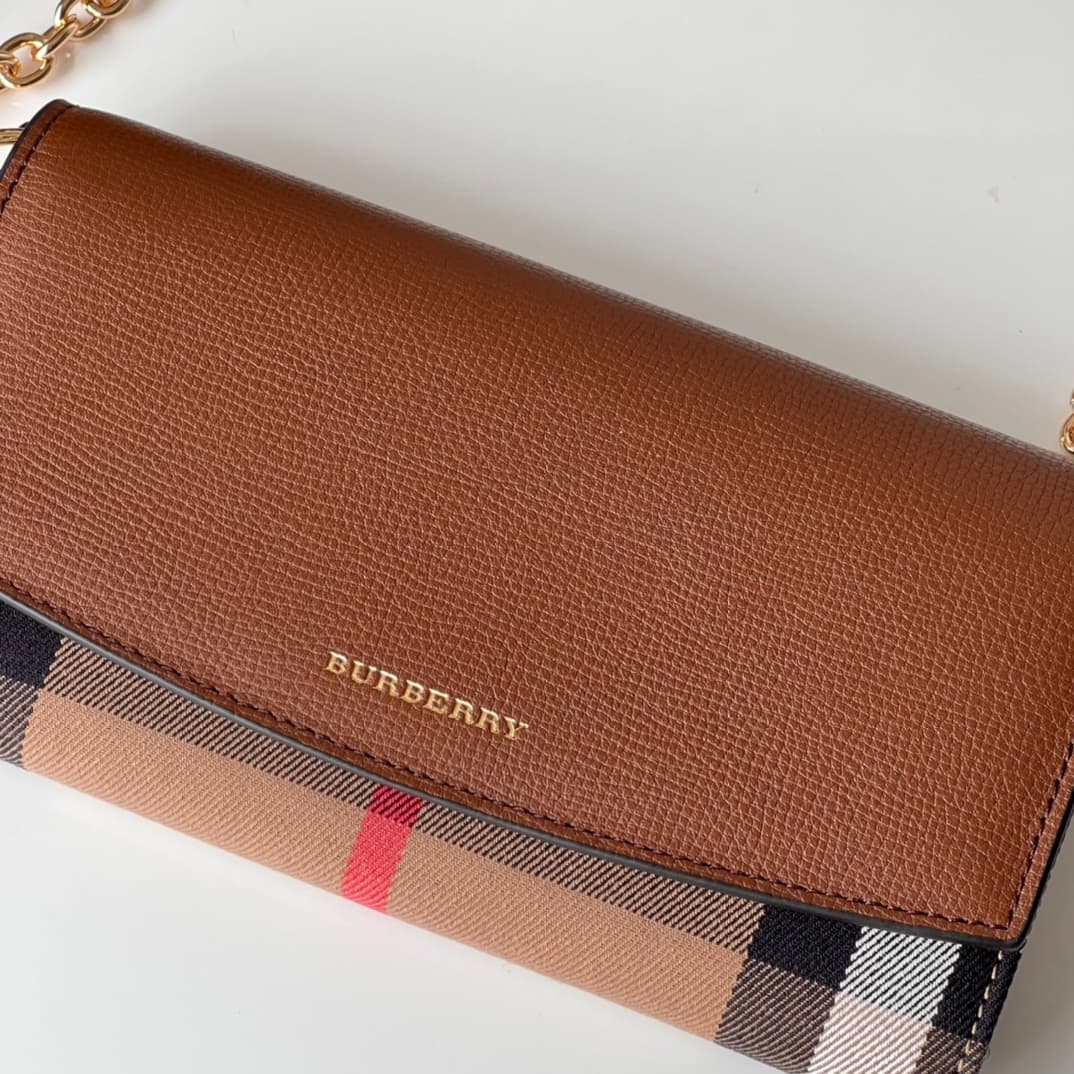 C54 Bur family Horseferry plaid leather chain wallet, handbag 👉 Comes with a leather chain and shoulder strap. This product can be used as a small handbag on its own, or as a wallet stored inside a daily handbag. 👍 High-quality products from the store, fi — image 3