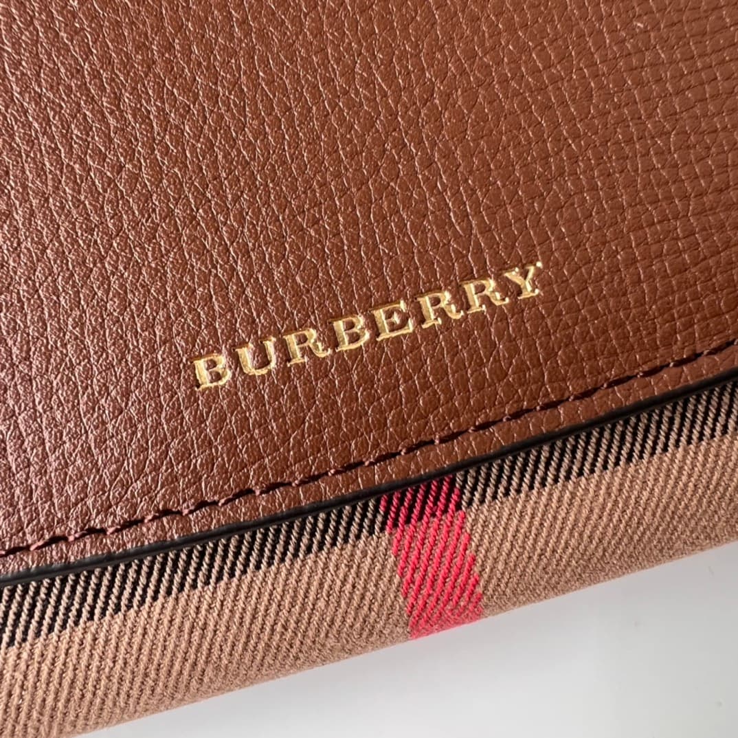 C54 Bur family Horseferry plaid leather chain wallet, handbag 👉 Comes with a leather chain and shoulder strap. This product can be used as a small handbag on its own, or as a wallet stored inside a daily handbag. 👍 High-quality products from the store, fi — image 5
