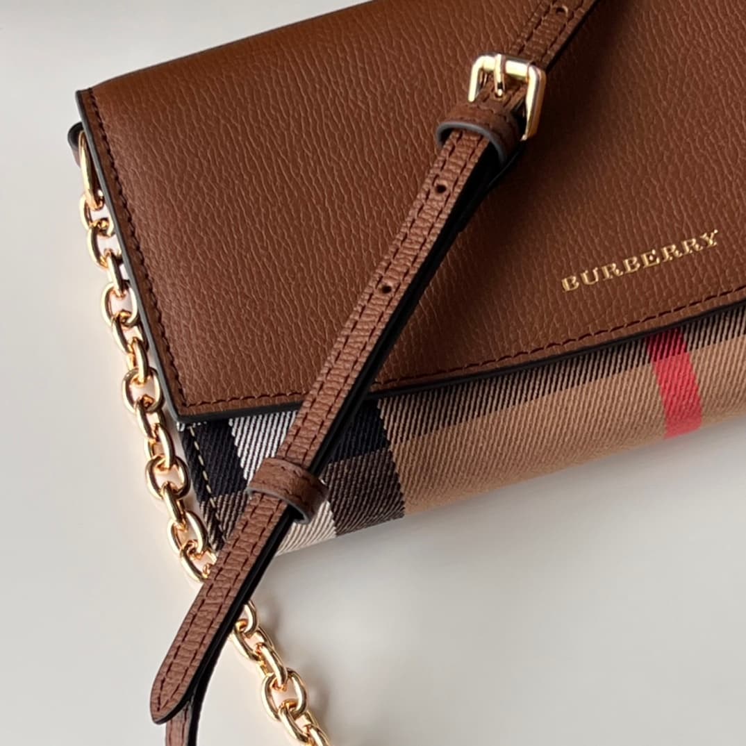 C54 Bur family Horseferry plaid leather chain wallet, handbag 👉 Comes with a leather chain and shoulder strap. This product can be used as a small handbag on its own, or as a wallet stored inside a daily handbag. 👍 High-quality products from the store, fi — image 6