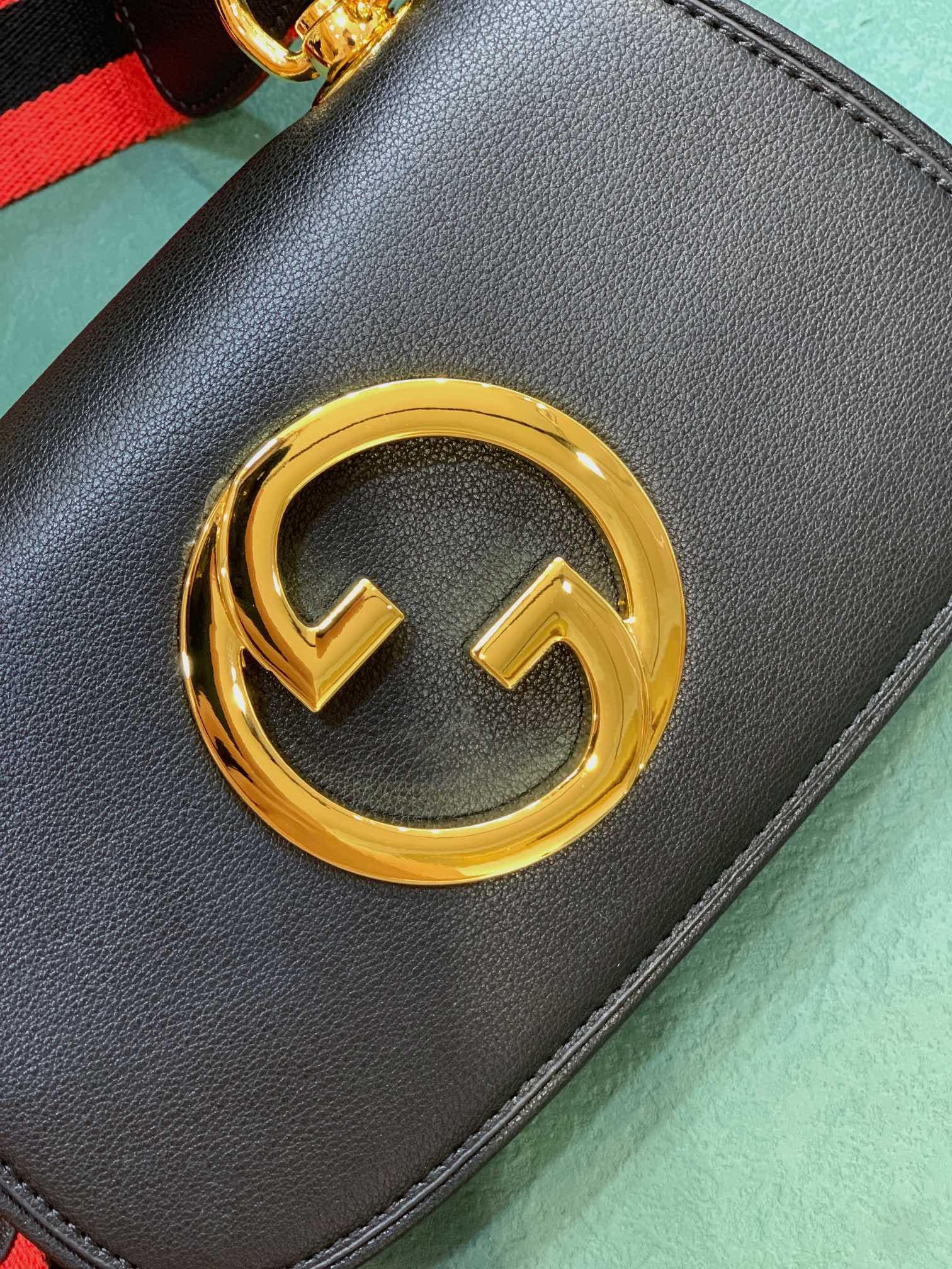 C3988 The new Gucci Blondie collection of handbags not only possesses a unique, dynamic charm, but also reflects the vision of creative director Alessandro Michele—honoring Gucci’s heritage while integrating contemporary expression. In the advertising cam — image 5
