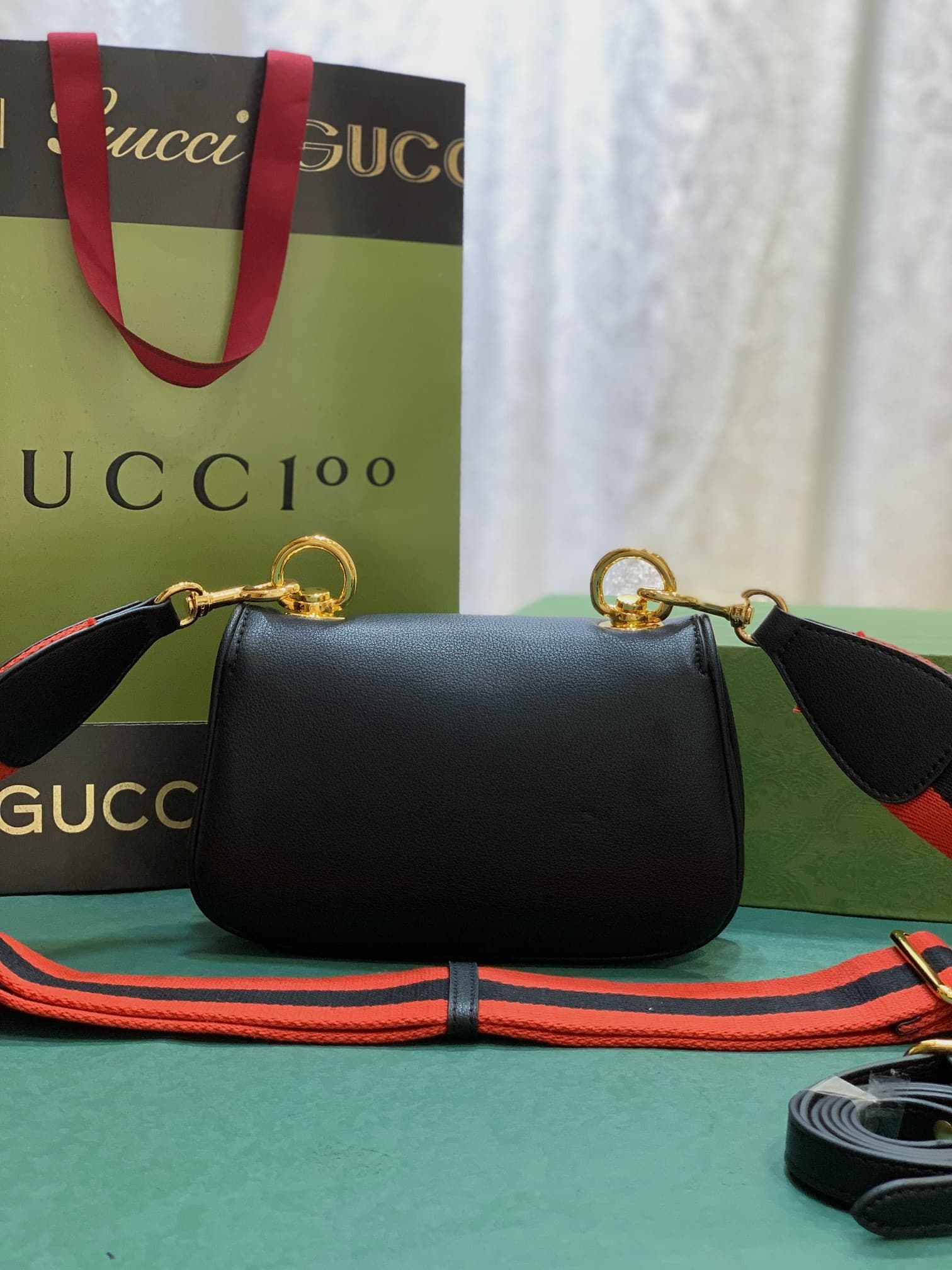 C3988 The new Gucci Blondie collection of handbags not only possesses a unique, dynamic charm, but also reflects the vision of creative director Alessandro Michele—honoring Gucci’s heritage while integrating contemporary expression. In the advertising cam — image 2