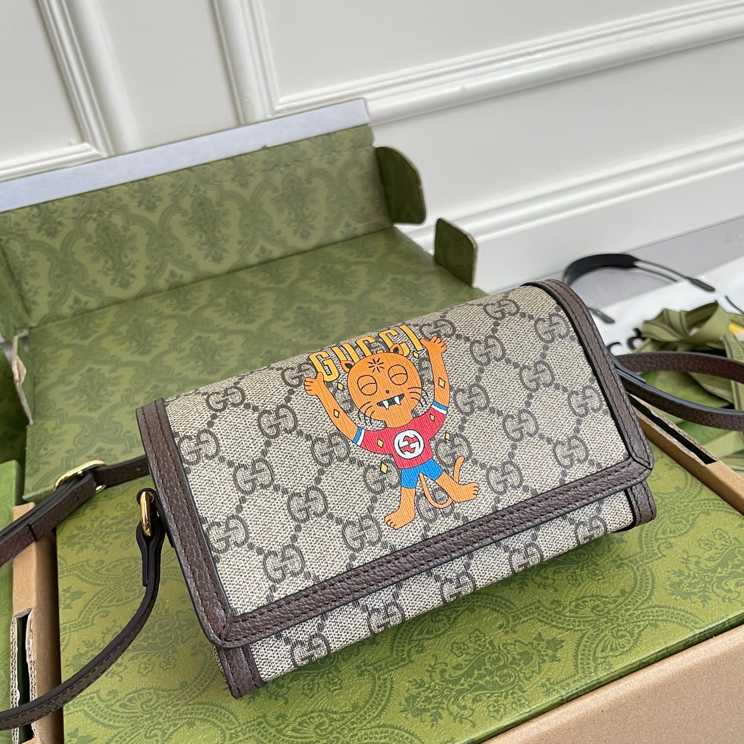 C4066 ‼️The Gucci kitten print mini handbag features designs created by Chilean cartoonist and illustrator Pablo Delcielo. His “Gucci Love Symphony” collection adds a playful touch to the fashion collection. Vibrant, mysterious creatures and funky fruit c — image 2
