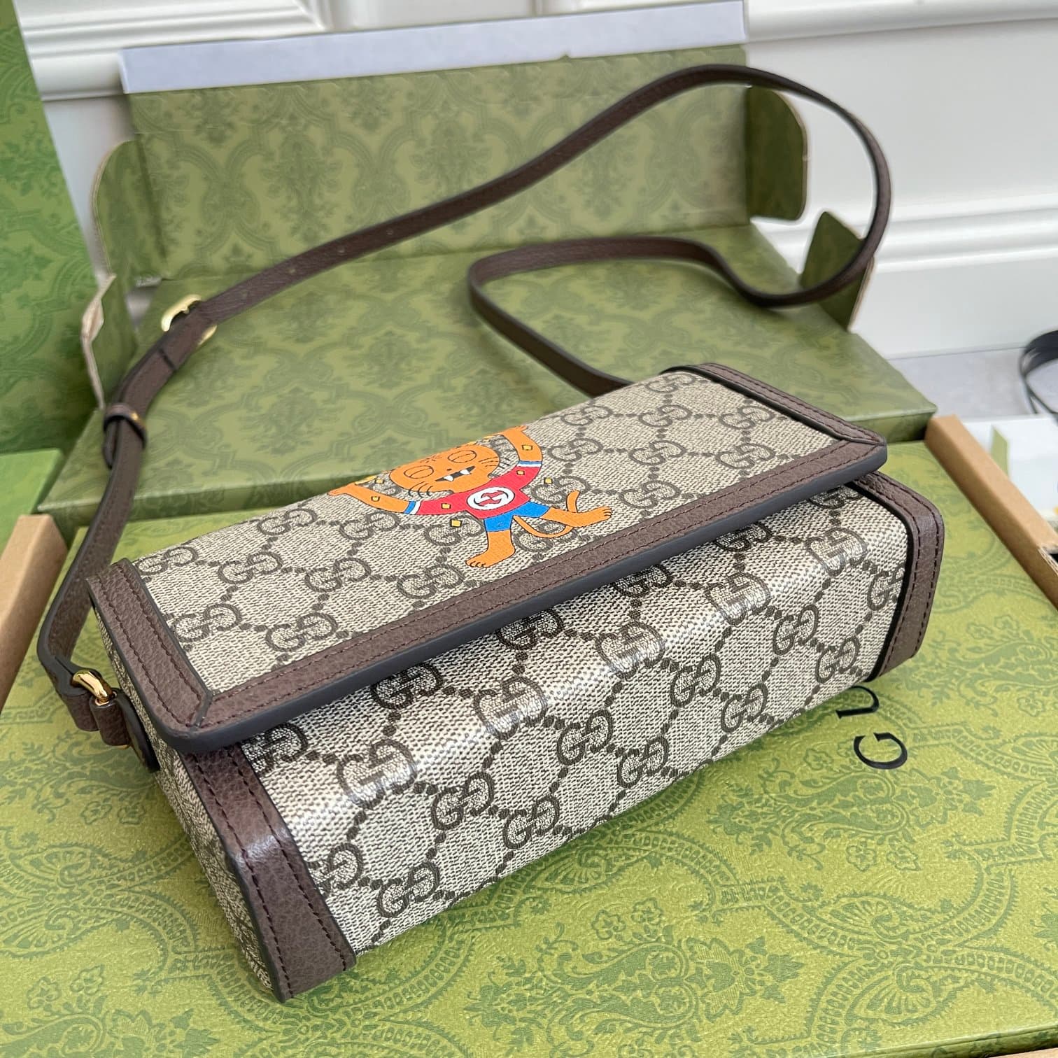 C4066 ‼️The Gucci kitten print mini handbag features designs created by Chilean cartoonist and illustrator Pablo Delcielo. His “Gucci Love Symphony” collection adds a playful touch to the fashion collection. Vibrant, mysterious creatures and funky fruit c — image 7
