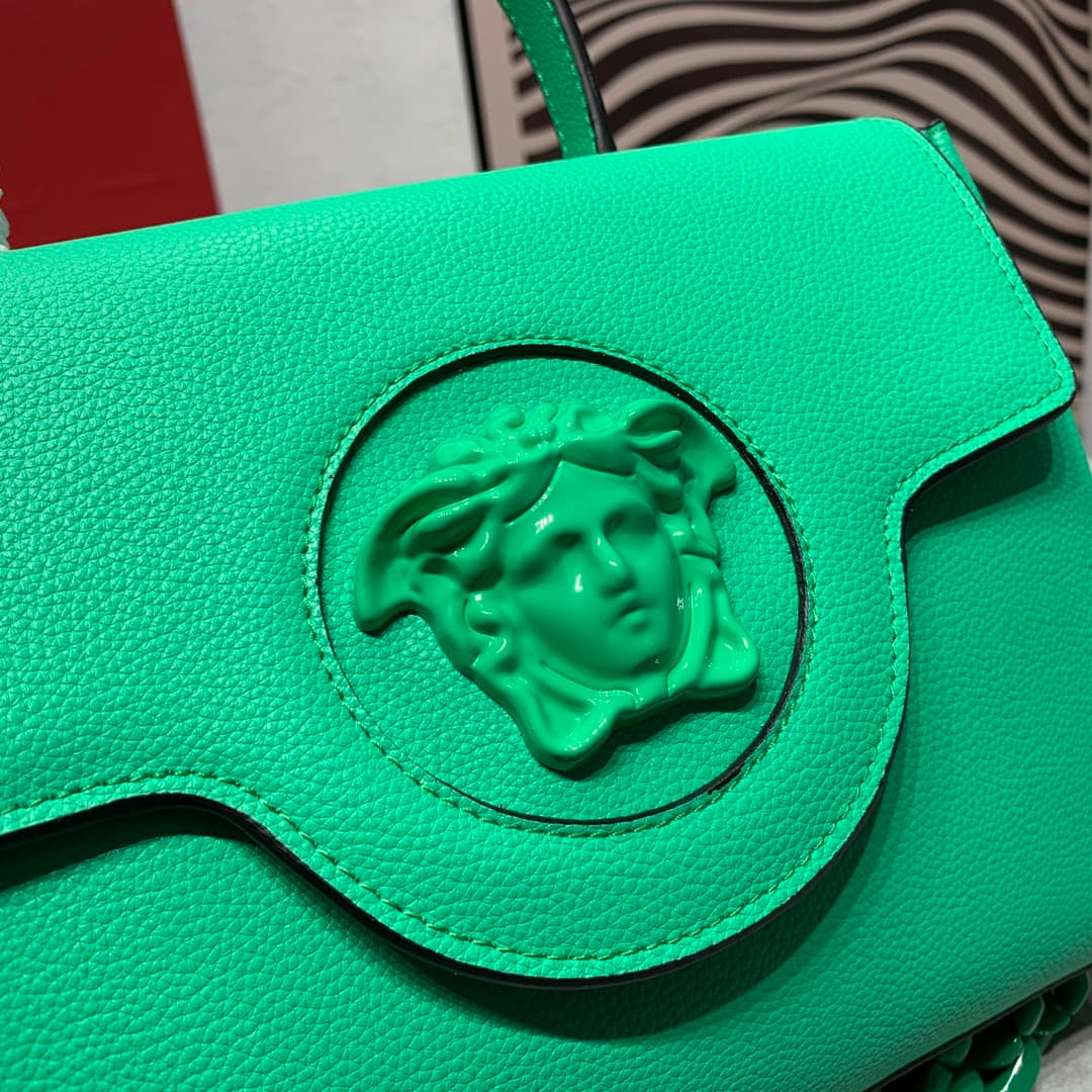 C8350 New colors 🎊💰 Small size 390 Versace – there are many new designs this year that are really impressive! The new bag series LaMedusa includes beaver and kensoy styles. Wu Xuanyi also looks great in them. It is said that the design inspiration comes f — image 4