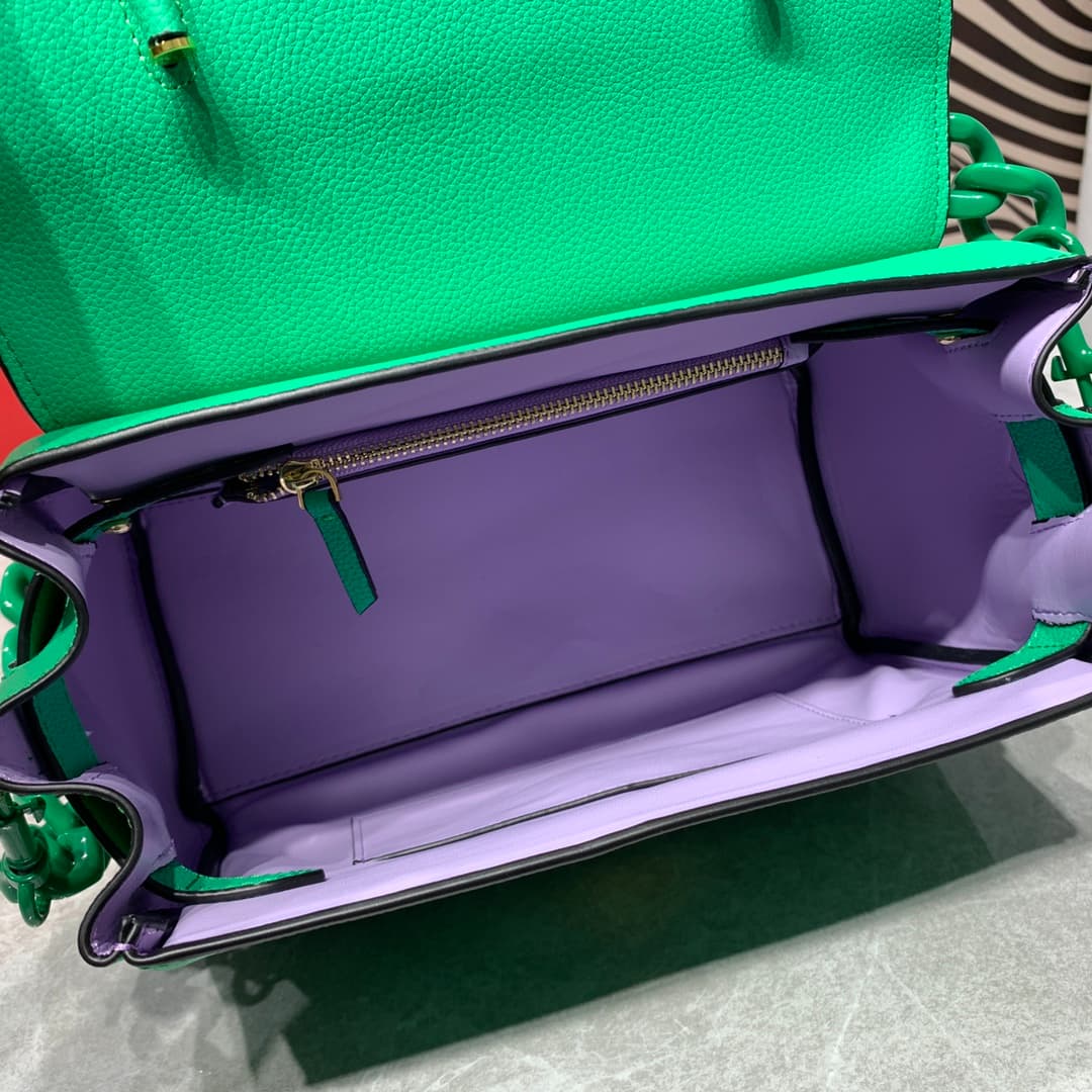 C8350 New colors 🎊💰 Small size 390 Versace – there are many new designs this year that are really impressive! The new bag series LaMedusa includes beaver and kensoy styles. Wu Xuanyi also looks great in them. It is said that the design inspiration comes f — image 8