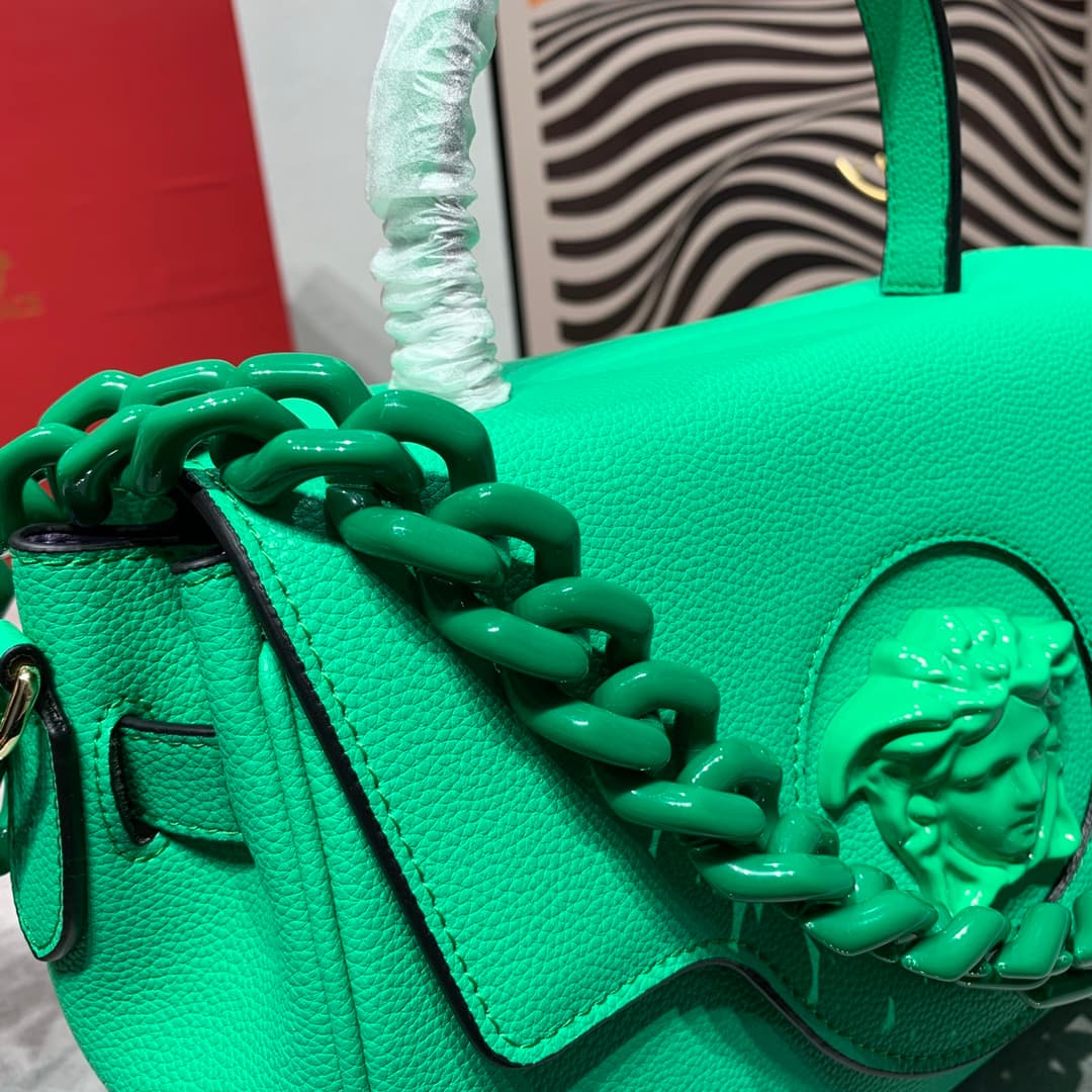 C8350 New colors 🎊💰 Small size 390 Versace – there are many new designs this year that are really impressive! The new bag series LaMedusa includes beaver and kensoy styles. Wu Xuanyi also looks great in them. It is said that the design inspiration comes f — image 5