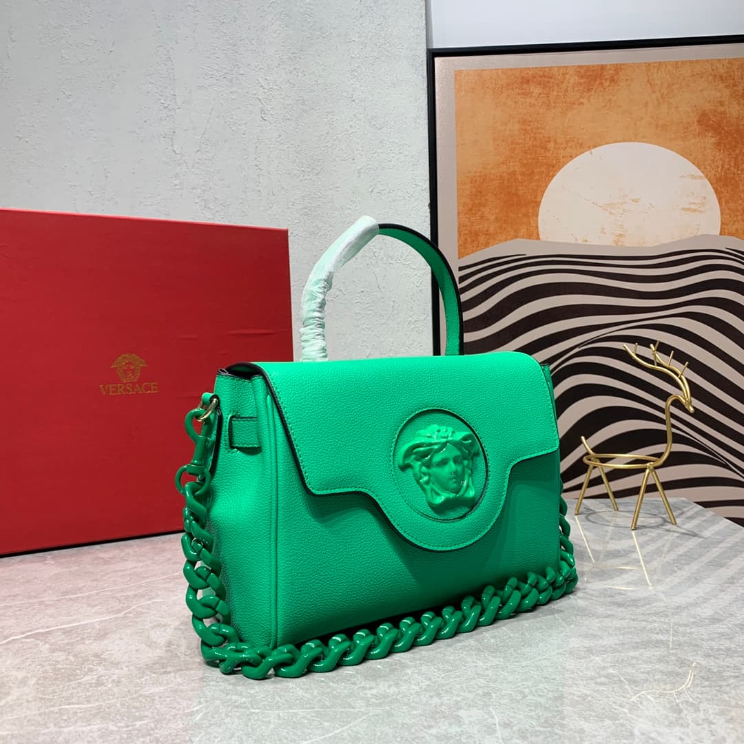 C8350 New colors 🎊💰 Small size 390 Versace – there are many new designs this year that are really impressive! The new bag series LaMedusa includes beaver and kensoy styles. Wu Xuanyi also looks great in them. It is said that the design inspiration comes f — image 2