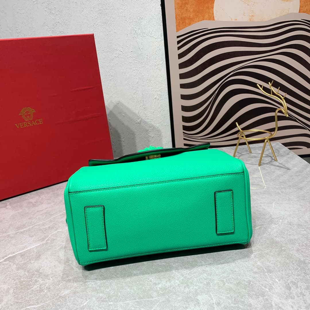 C8350 New colors 🎊💰 Small size 390 Versace – there are many new designs this year that are really impressive! The new bag series LaMedusa includes beaver and kensoy styles. Wu Xuanyi also looks great in them. It is said that the design inspiration comes f — image 7