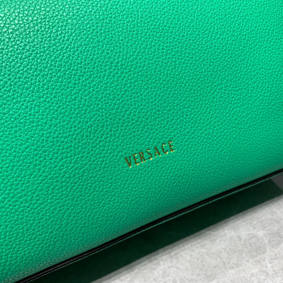C8350 New colors 🎊💰 Small size 390 Versace – there are many new designs this year that are really impressive! The new bag series LaMedusa includes beaver and kensoy styles. Wu Xuanyi also looks great in them. It is said that the design inspiration comes f — image 6