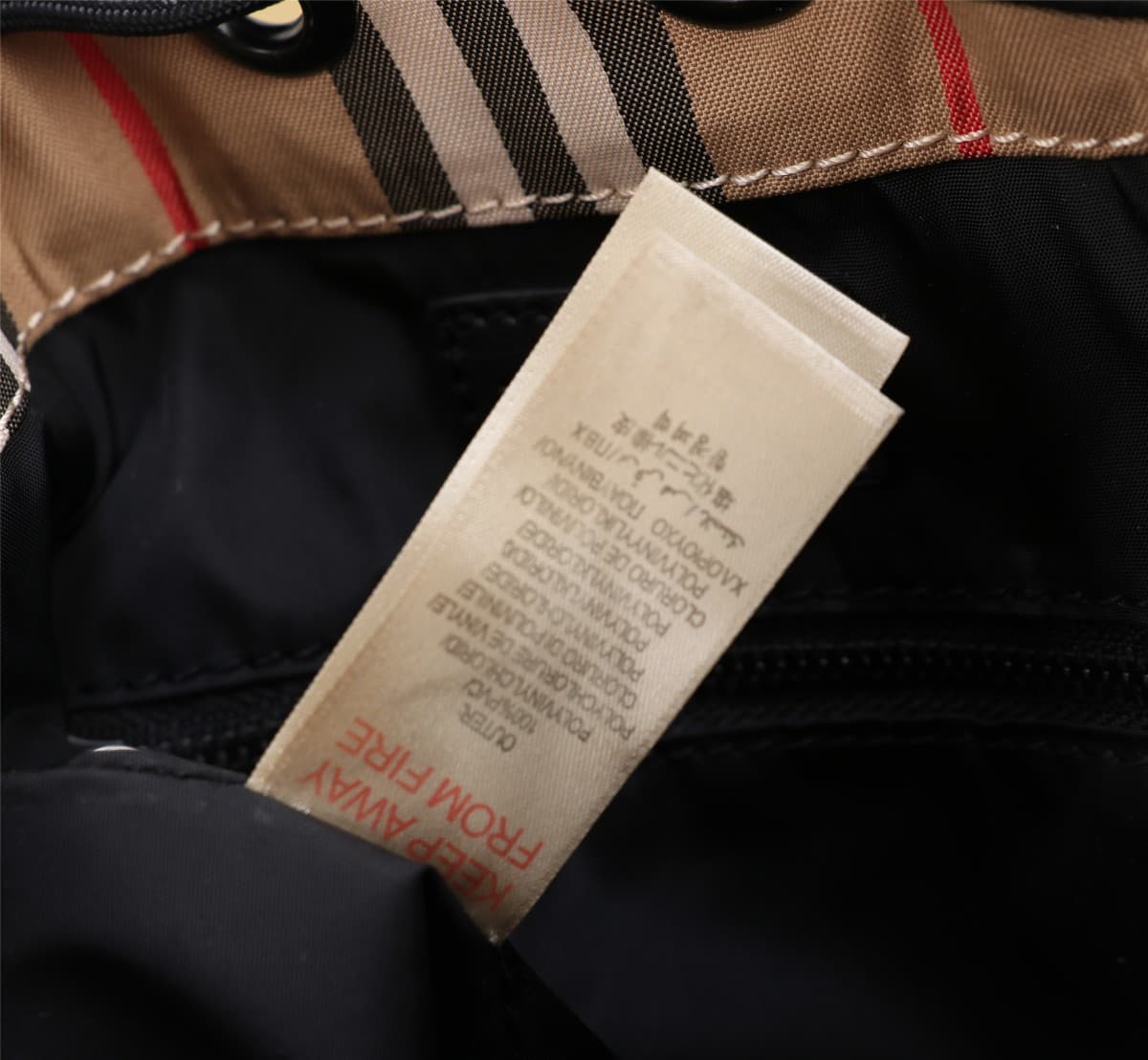 C1 🔥🔥B家顶级新款收纳小水桶搭配格纹元素 更加经典休闲亮点是非常轻！空间大容易收纳 ，配有手提皮带，还有肩背皮带。 — image 7