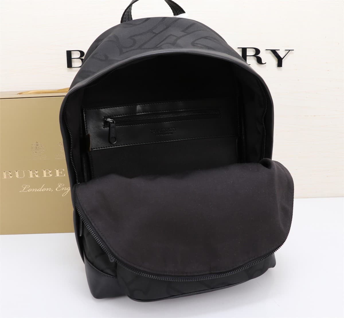C7 🔥🔥 Barbour New Men's Backpack, Reimagined Check Electronic Canvas Backpack – an Eco-friendly Canvas Made from Recyclable Materials, Using Less Water and Reducing CO2 Emissions Compared to Traditional Coated Canvas. Features our logo and ribbed leather  — image 3
