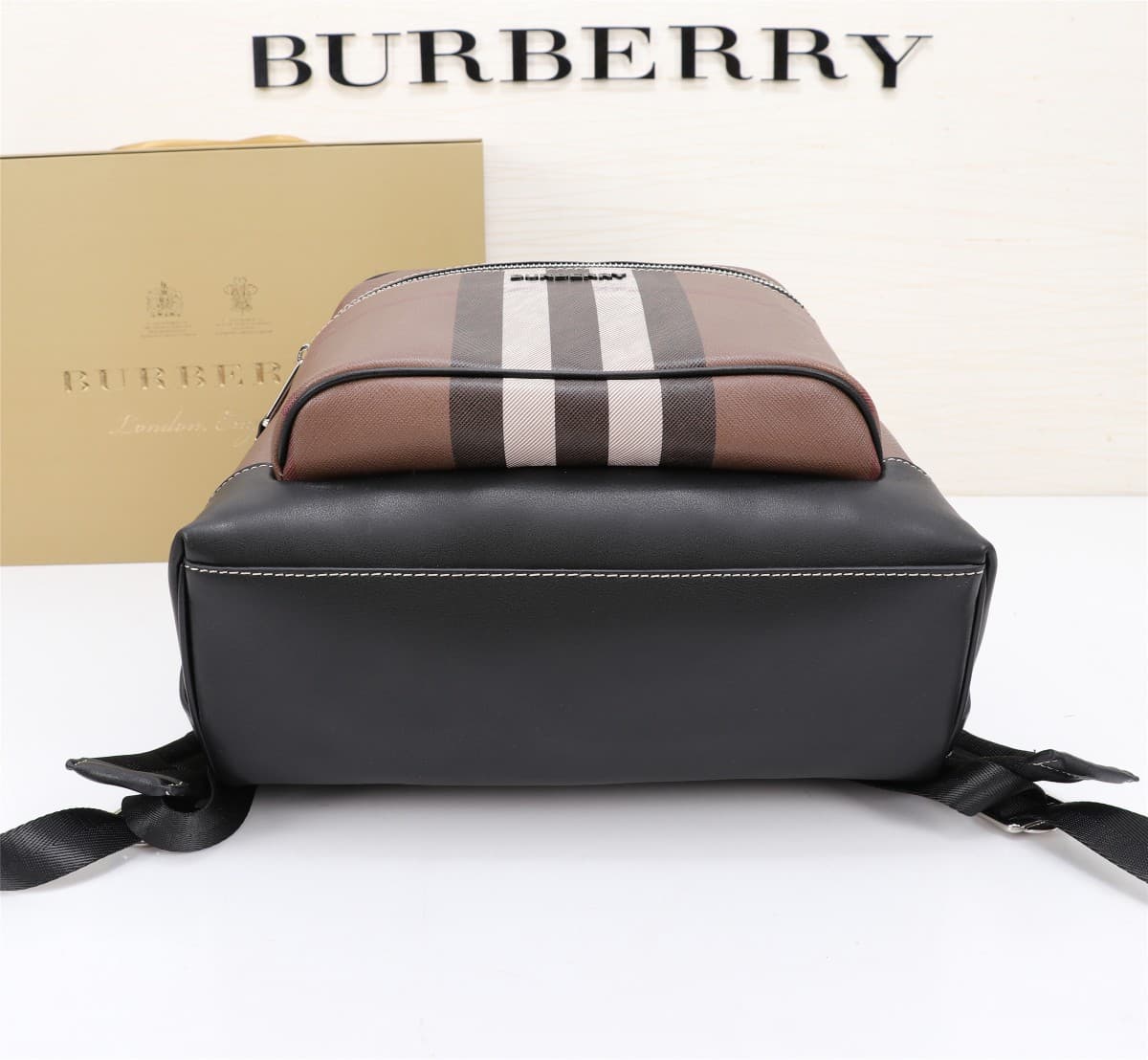 C6 💎💎360💎💎🔥🔥 Burberry New Men's Backpack, Reimagined Checked Electronic Canvas Backpack – an eco-friendly canvas made primarily from renewable resources. Compared to traditional coated canvas, this renewable material requires less water and emits fewer ca — image 3