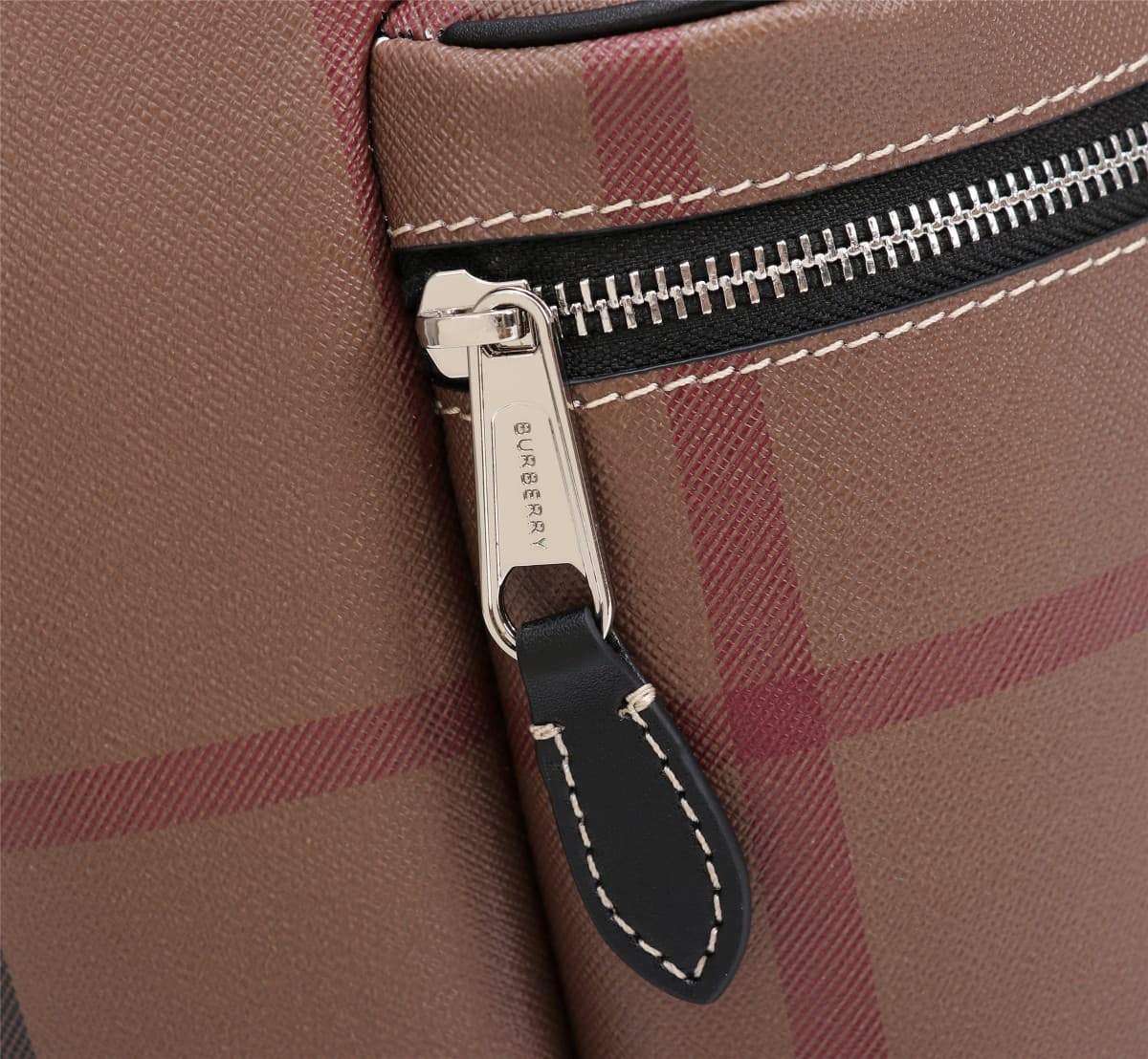 C6 💎💎360💎💎🔥🔥 Burberry New Men's Backpack, Reimagined Checked Electronic Canvas Backpack – an eco-friendly canvas made primarily from renewable resources. Compared to traditional coated canvas, this renewable material requires less water and emits fewer ca — image 5