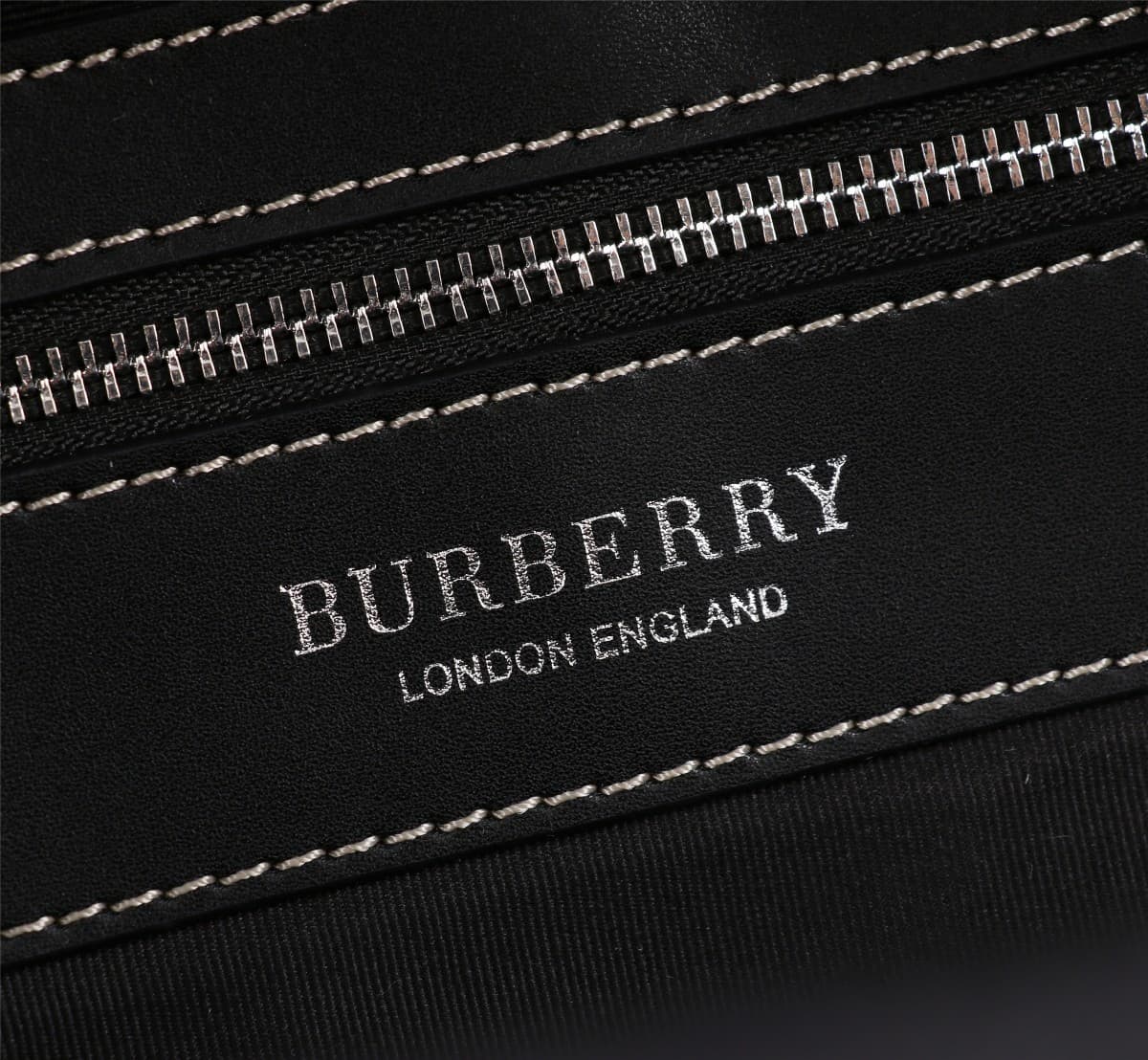 C6 💎💎360💎💎🔥🔥 Burberry New Men's Backpack, Reimagined Checked Electronic Canvas Backpack – an eco-friendly canvas made primarily from renewable resources. Compared to traditional coated canvas, this renewable material requires less water and emits fewer ca — image 7