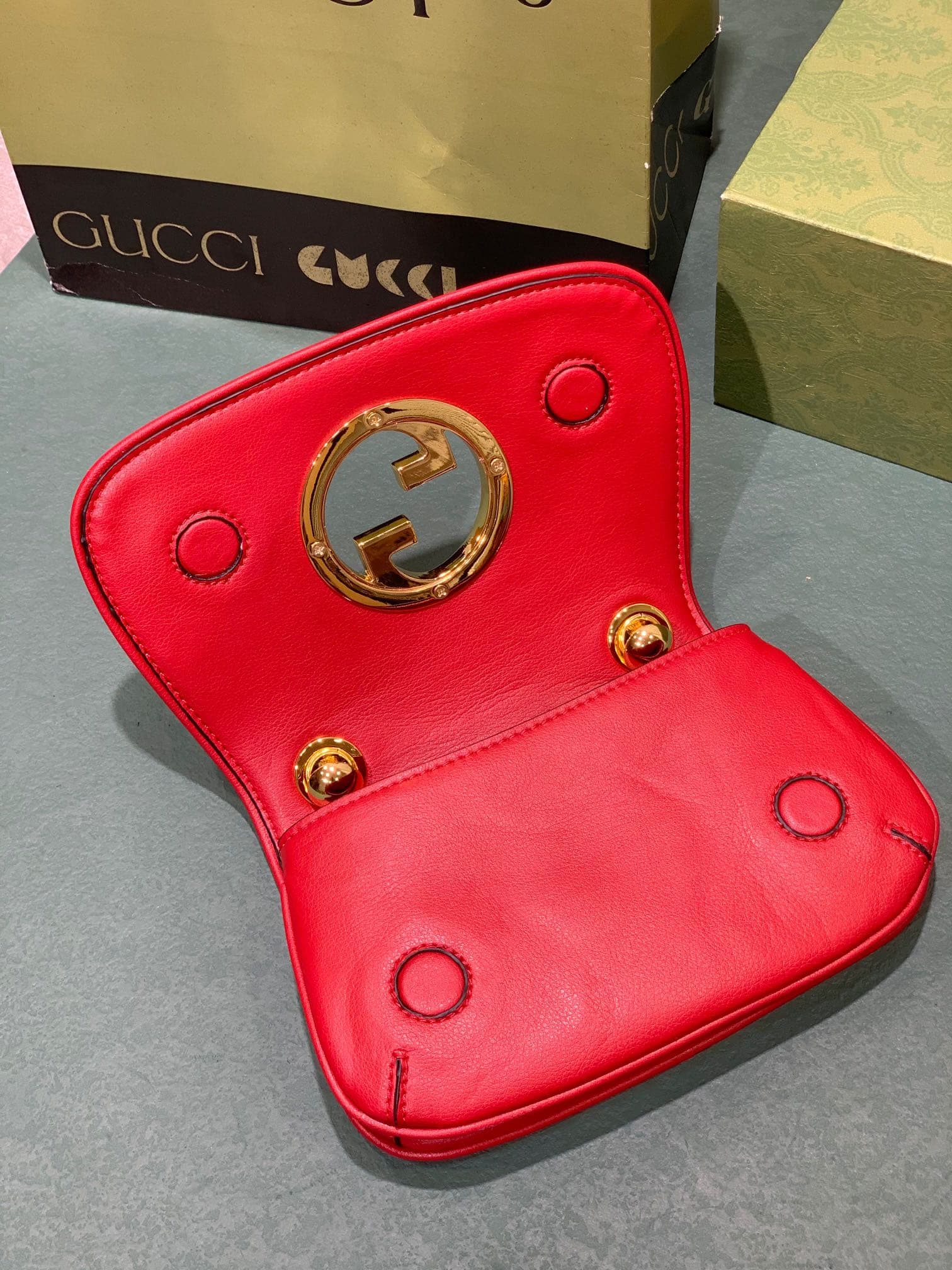 C3990 The new Gucci Blondie collection of handbags not only exudes a unique, dynamic charm, but also reflects the vision of creative director Alessandro Michele—celebrating Gucci’s heritage while integrating contemporary expressions. In the advertising co — image 7