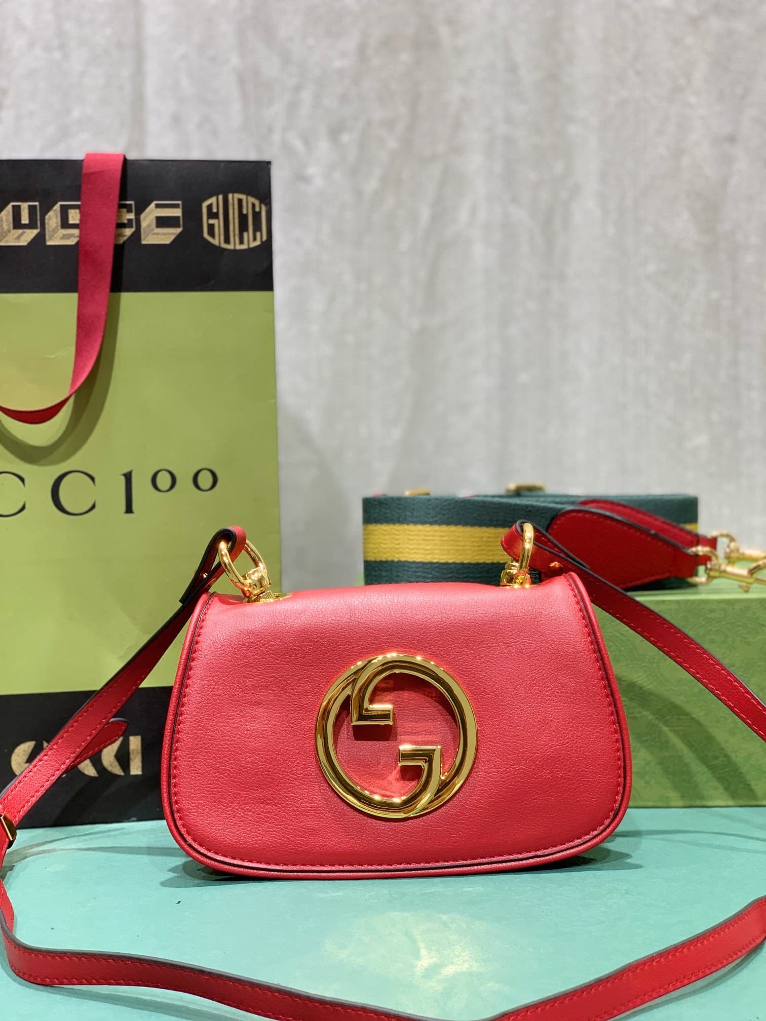 C3990 The new Gucci Blondie collection of handbags not only exudes a unique, dynamic charm, but also reflects the vision of creative director Alessandro Michele—celebrating Gucci’s heritage while integrating contemporary expressions. In the advertising co — image 8