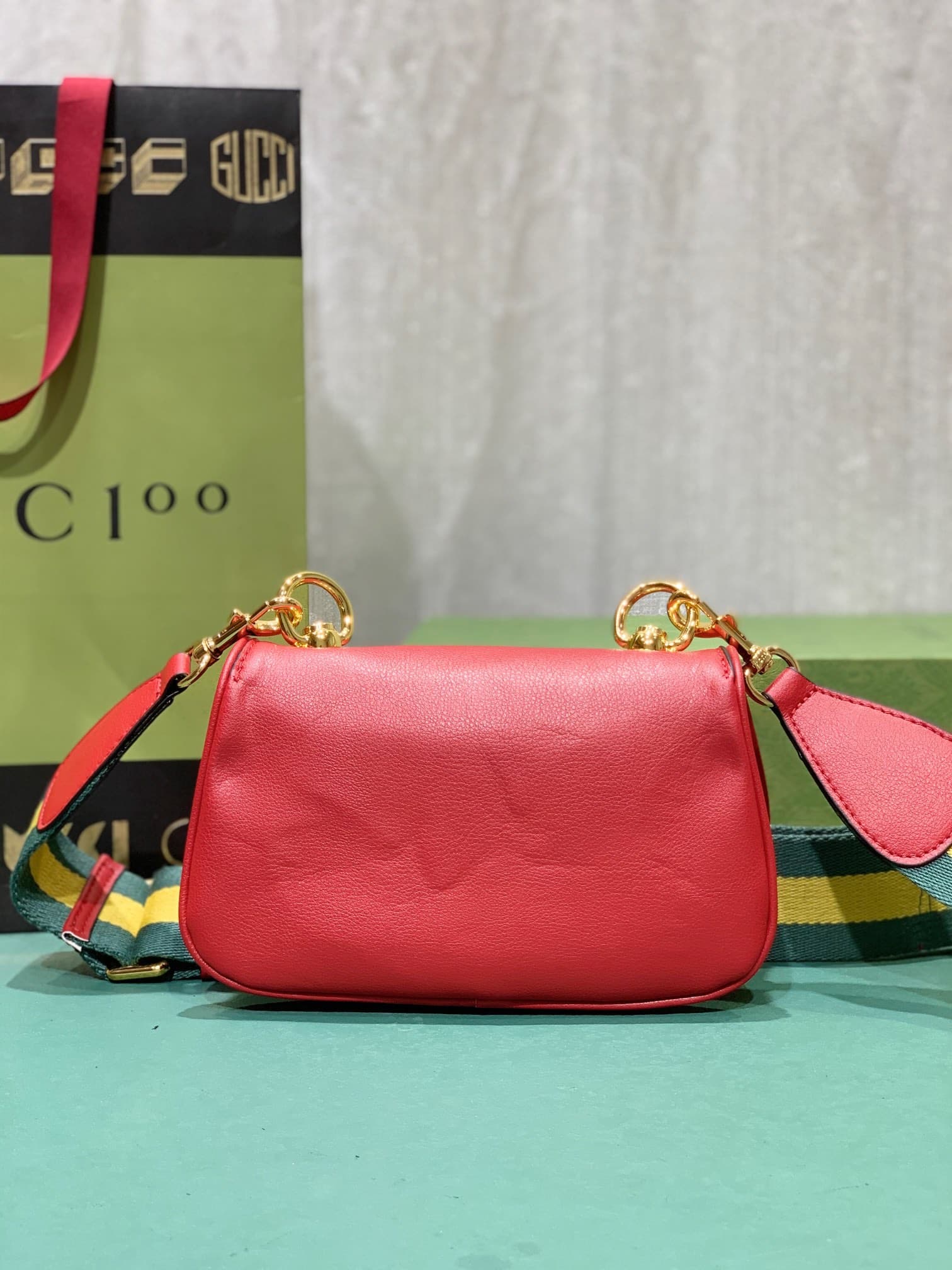 C3990 The new Gucci Blondie collection of handbags not only exudes a unique, dynamic charm, but also reflects the vision of creative director Alessandro Michele—celebrating Gucci’s heritage while integrating contemporary expressions. In the advertising co — image 2