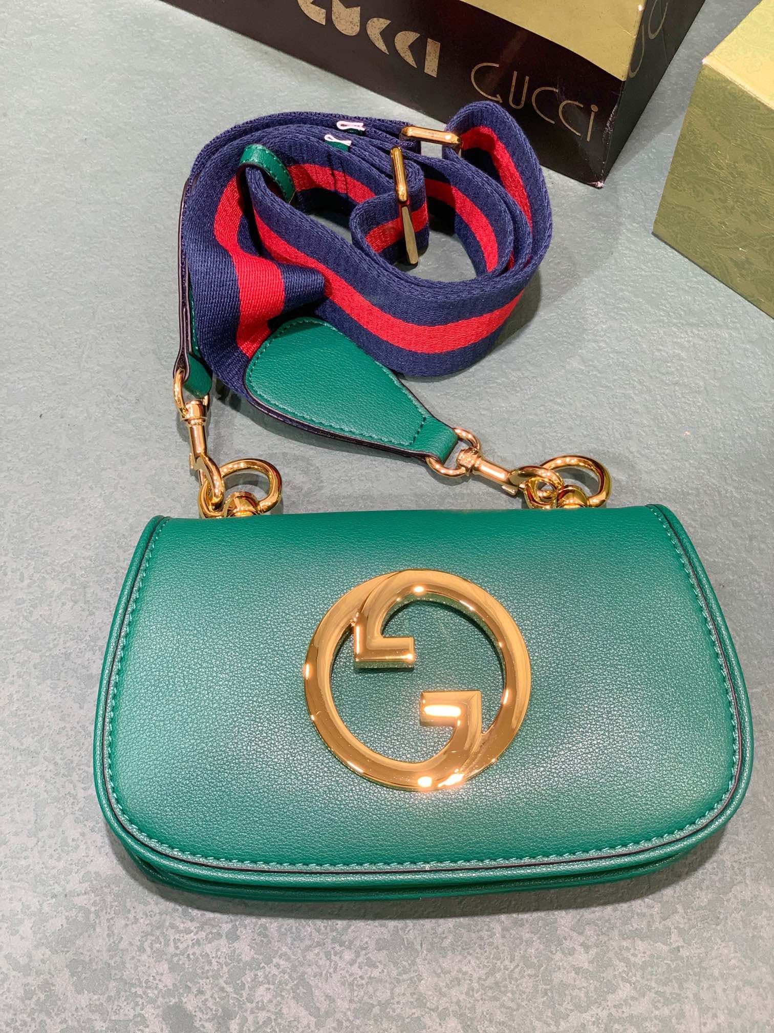 C3991 The new Gucci Blondie collection of handbags not only possesses a unique, dynamic charm, but also reflects the vision of creative director Alessandro Michele—celebrating Gucci’s heritage while integrating contemporary expressions. In the advertising — image 6