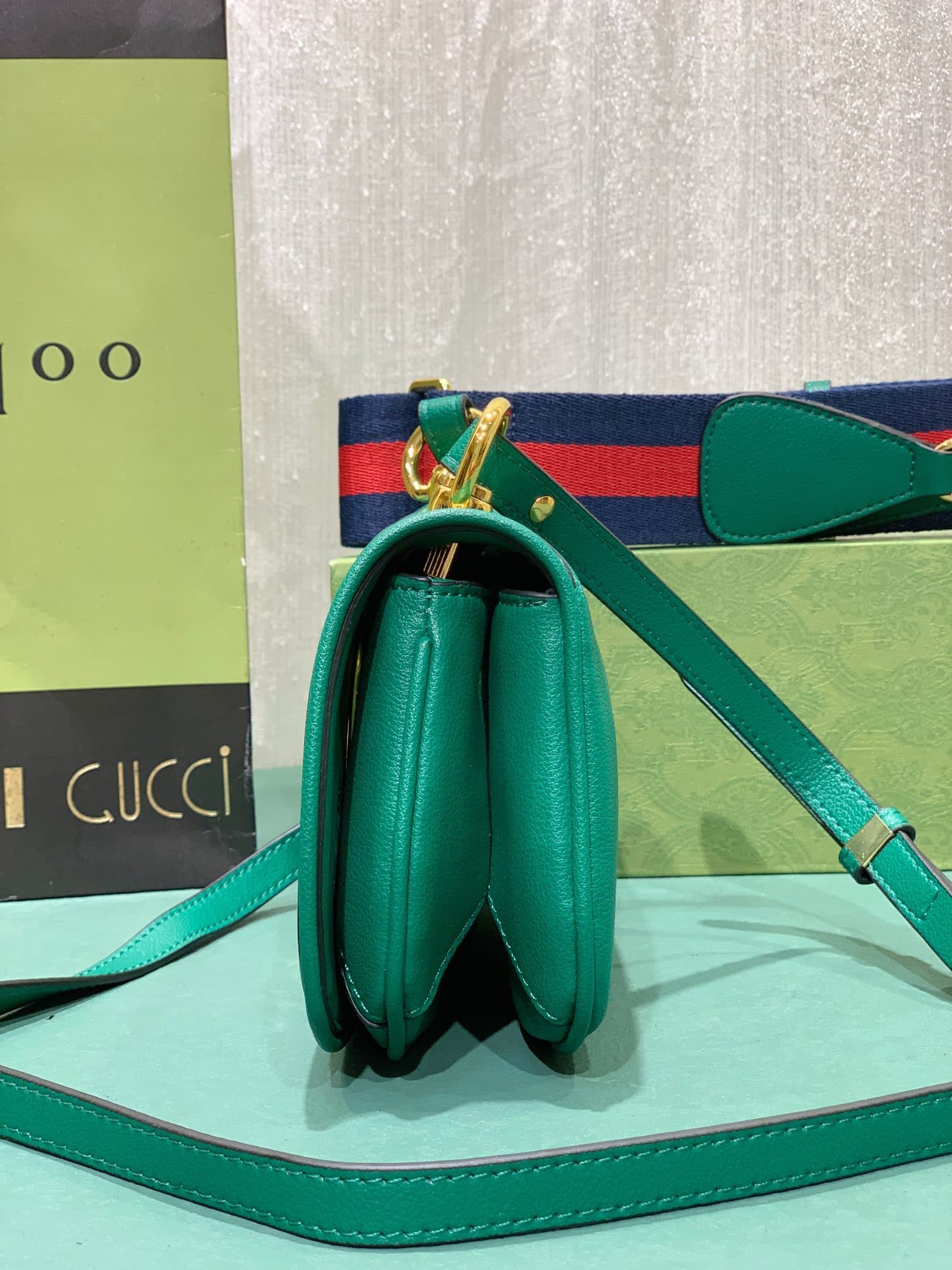 C3991 The new Gucci Blondie collection of handbags not only possesses a unique, dynamic charm, but also reflects the vision of creative director Alessandro Michele—celebrating Gucci’s heritage while integrating contemporary expressions. In the advertising — image 4