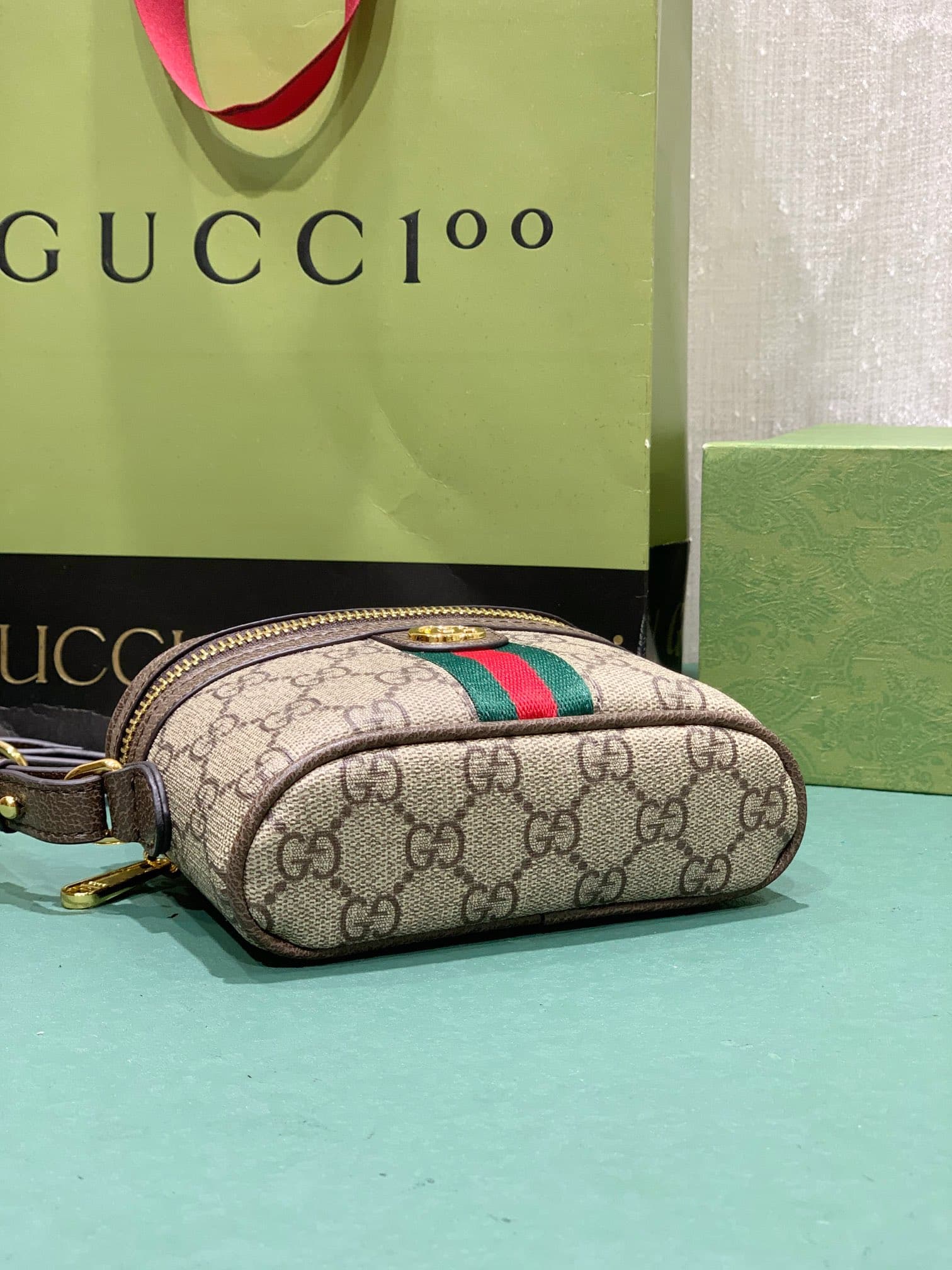 C3993 Ophidia collection/series GG mini handbag. This exquisite handbag combines iconic elements from various brands. It is made of GG Supreme canvas, with carefully crafted red and blue stripes straps and double G-shaped details. The Ophidia collection c — image 3