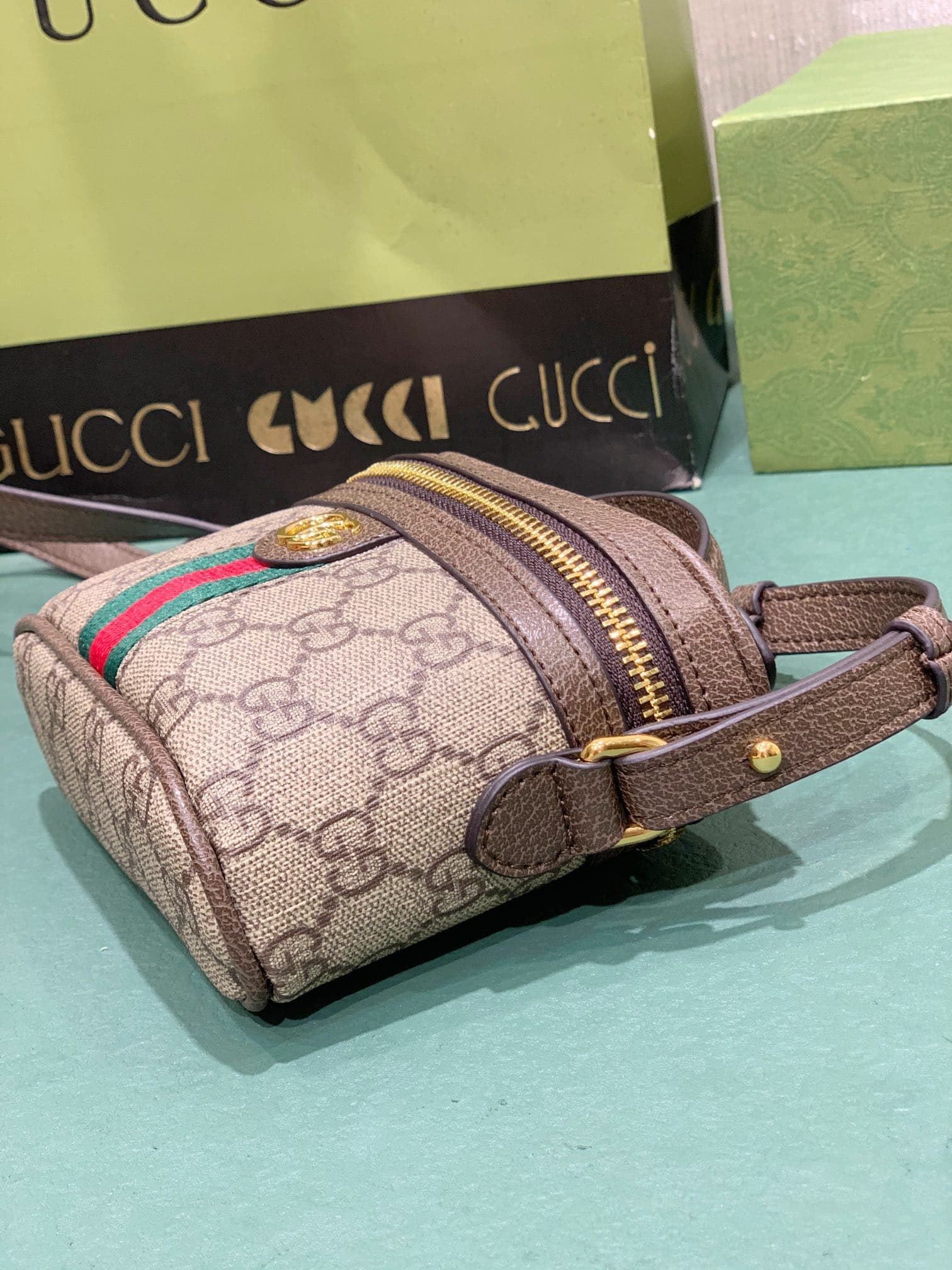 C3993 Ophidia collection/series GG mini handbag. This exquisite handbag combines iconic elements from various brands. It is made of GG Supreme canvas, with carefully crafted red and blue stripes straps and double G-shaped details. The Ophidia collection c — image 4