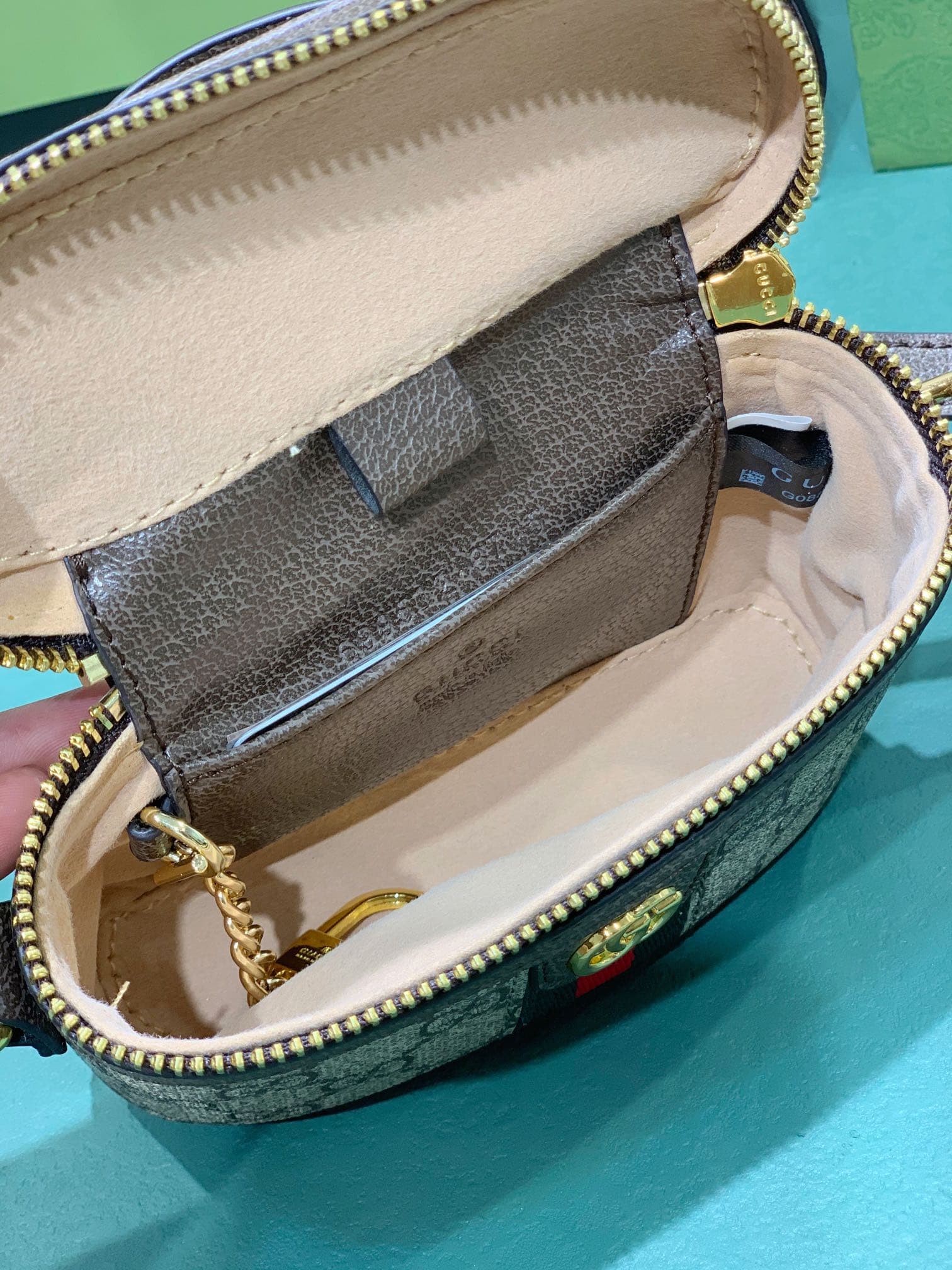 C3993 Ophidia collection/series GG mini handbag. This exquisite handbag combines iconic elements from various brands. It is made of GG Supreme canvas, with carefully crafted red and blue stripes straps and double G-shaped details. The Ophidia collection c — image 6