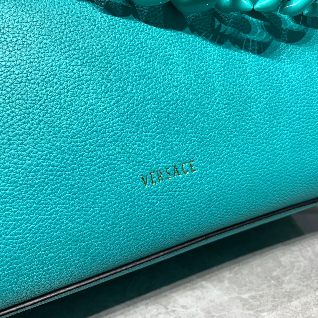 C8351 New colors 🎊💰 Small size 390 Versace – there are many new designs this year that are really impressive! The new bag series LaMedusa includes beaver and肯豆 styles. Also, the style worn by Wu Xuanyi is very good too~ It is said that the inspiration com — image 6