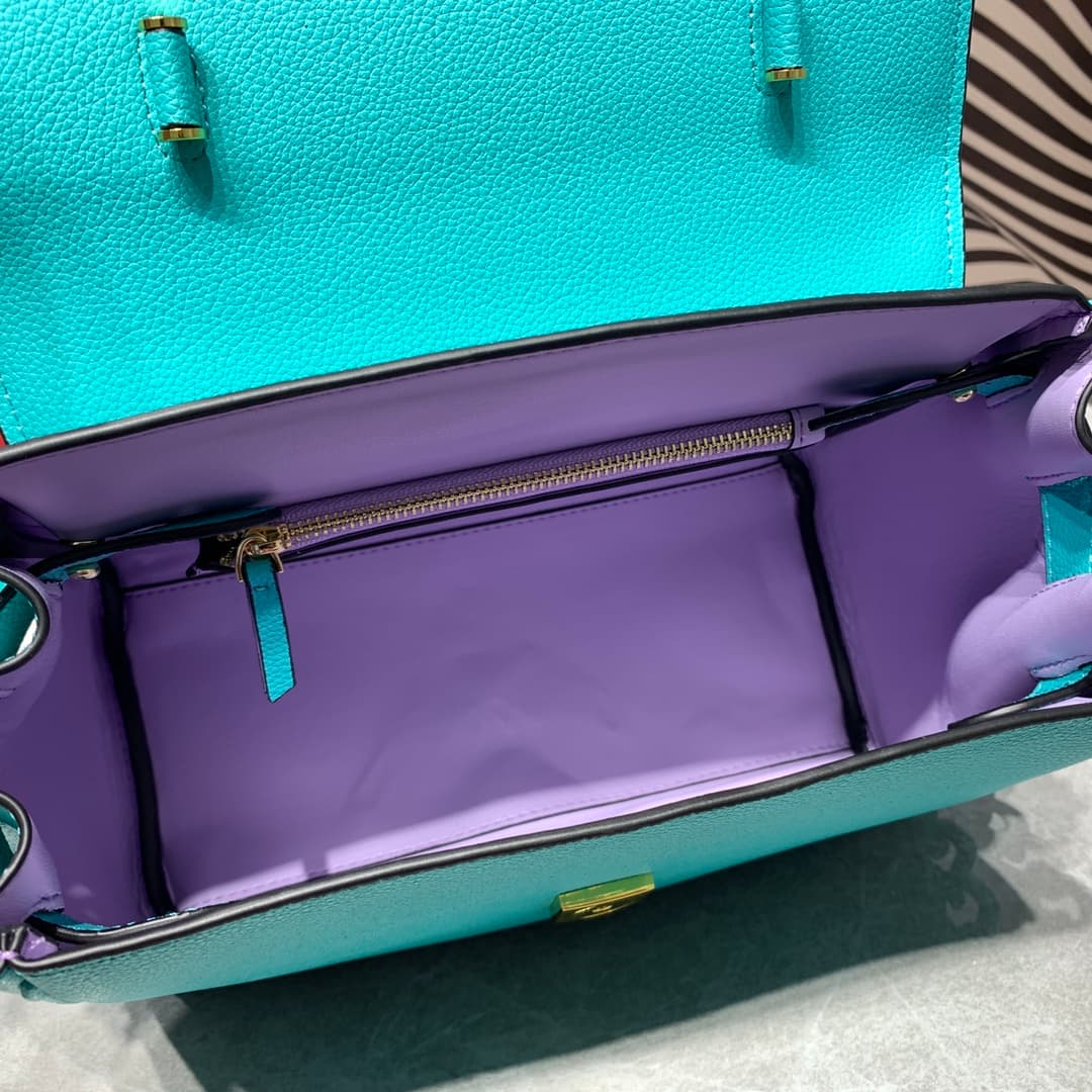 C8351 New colors 🎊💰 Small size 390 Versace – there are many new designs this year that are really impressive! The new bag series LaMedusa includes beaver and肯豆 styles. Also, the style worn by Wu Xuanyi is very good too~ It is said that the inspiration com — image 8
