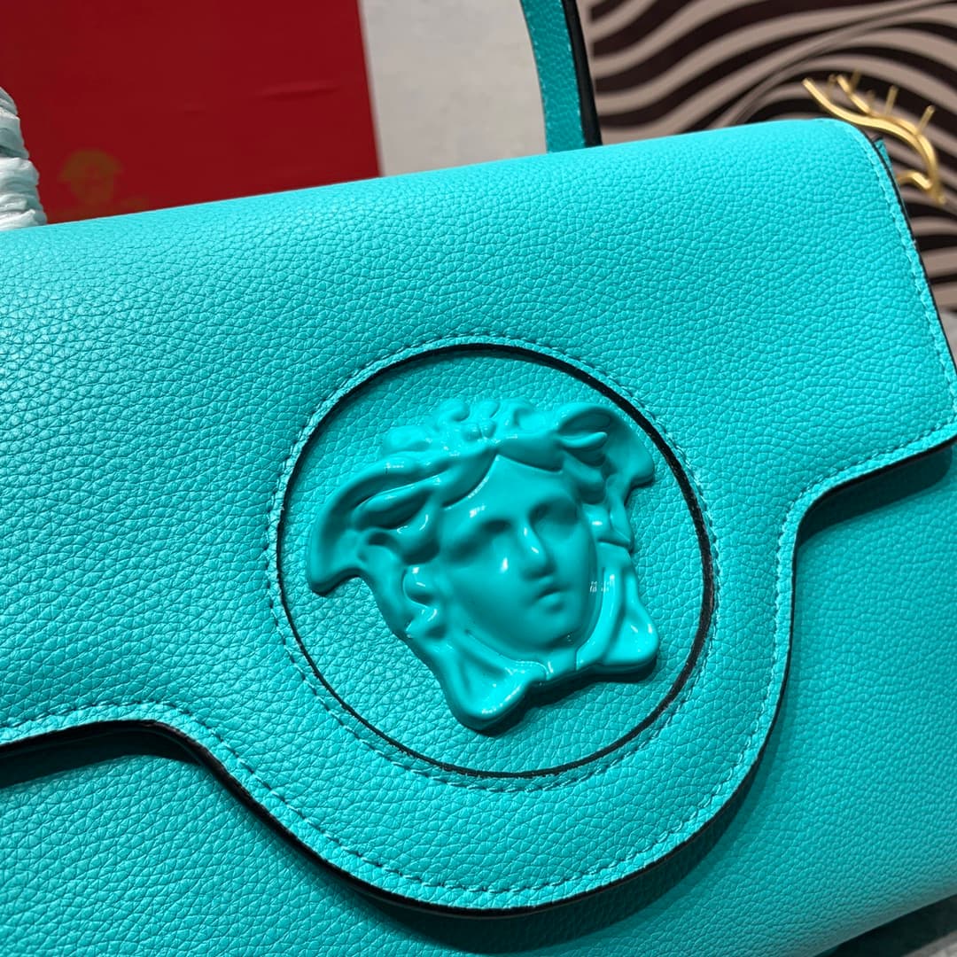 C8351 New colors 🎊💰 Small size 390 Versace – there are many new designs this year that are really impressive! The new bag series LaMedusa includes beaver and肯豆 styles. Also, the style worn by Wu Xuanyi is very good too~ It is said that the inspiration com — image 4