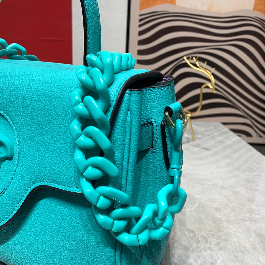 C8351 New colors 🎊💰 Small size 390 Versace – there are many new designs this year that are really impressive! The new bag series LaMedusa includes beaver and肯豆 styles. Also, the style worn by Wu Xuanyi is very good too~ It is said that the inspiration com — image 5