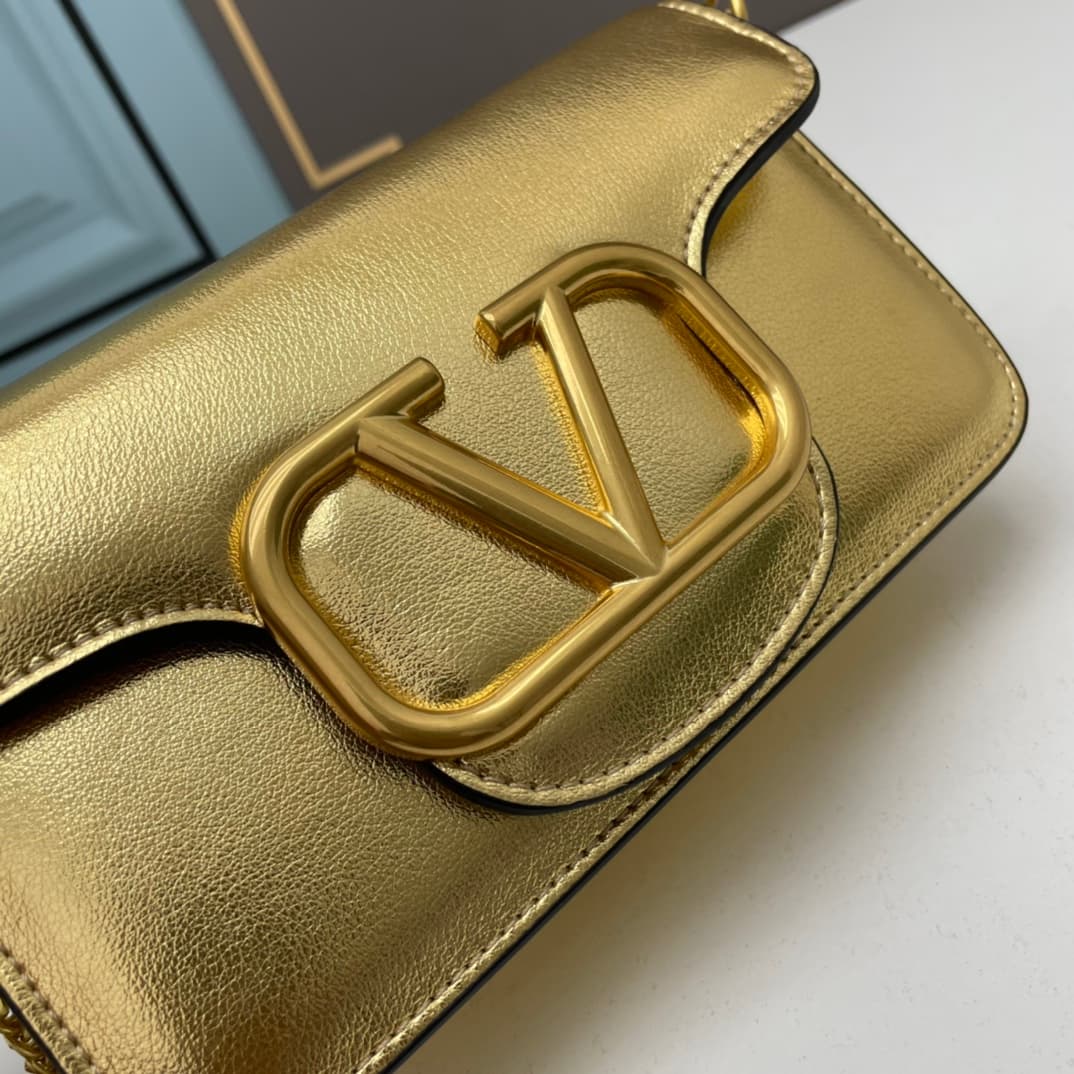 C8248 Small size [520 Selection] VALENTINO Hu Jia’s MINILOCO calfskin product. Composed of metal chains and fine leather, it features a unique double handle design. It can also be converted into a handbag by removing the handle. With multiple styling opti — image 4