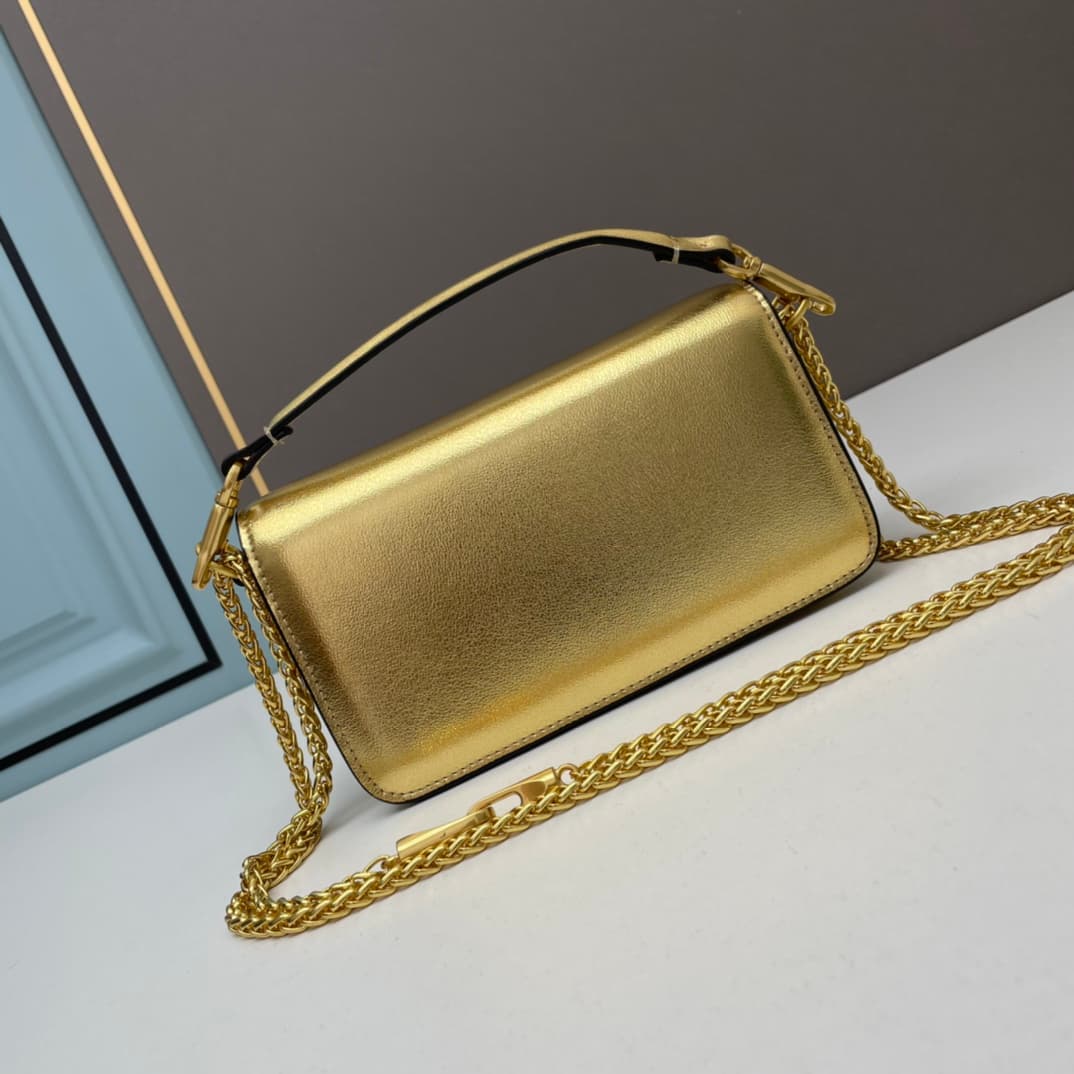 C8248 Small size [520 Selection] VALENTINO Hu Jia’s MINILOCO calfskin product. Composed of metal chains and fine leather, it features a unique double handle design. It can also be converted into a handbag by removing the handle. With multiple styling opti — image 3