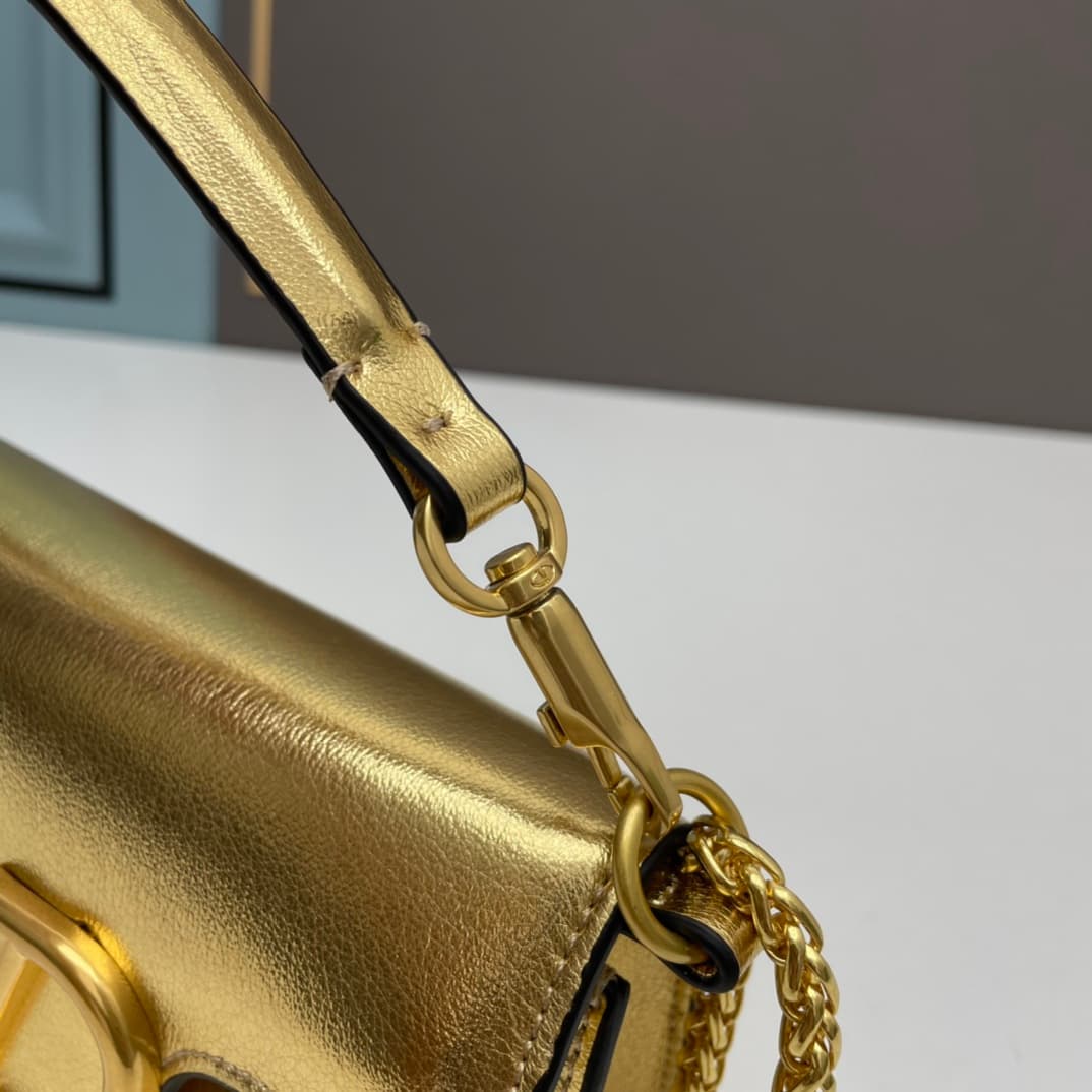 C8248 Small size [520 Selection] VALENTINO Hu Jia’s MINILOCO calfskin product. Composed of metal chains and fine leather, it features a unique double handle design. It can also be converted into a handbag by removing the handle. With multiple styling opti — image 6