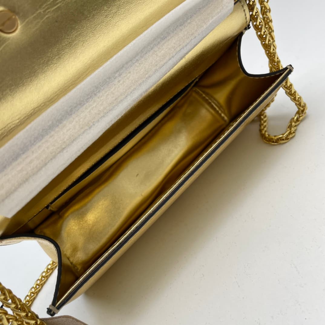 C8248 Small size [520 Selection] VALENTINO Hu Jia’s MINILOCO calfskin product. Composed of metal chains and fine leather, it features a unique double handle design. It can also be converted into a handbag by removing the handle. With multiple styling opti — image 7