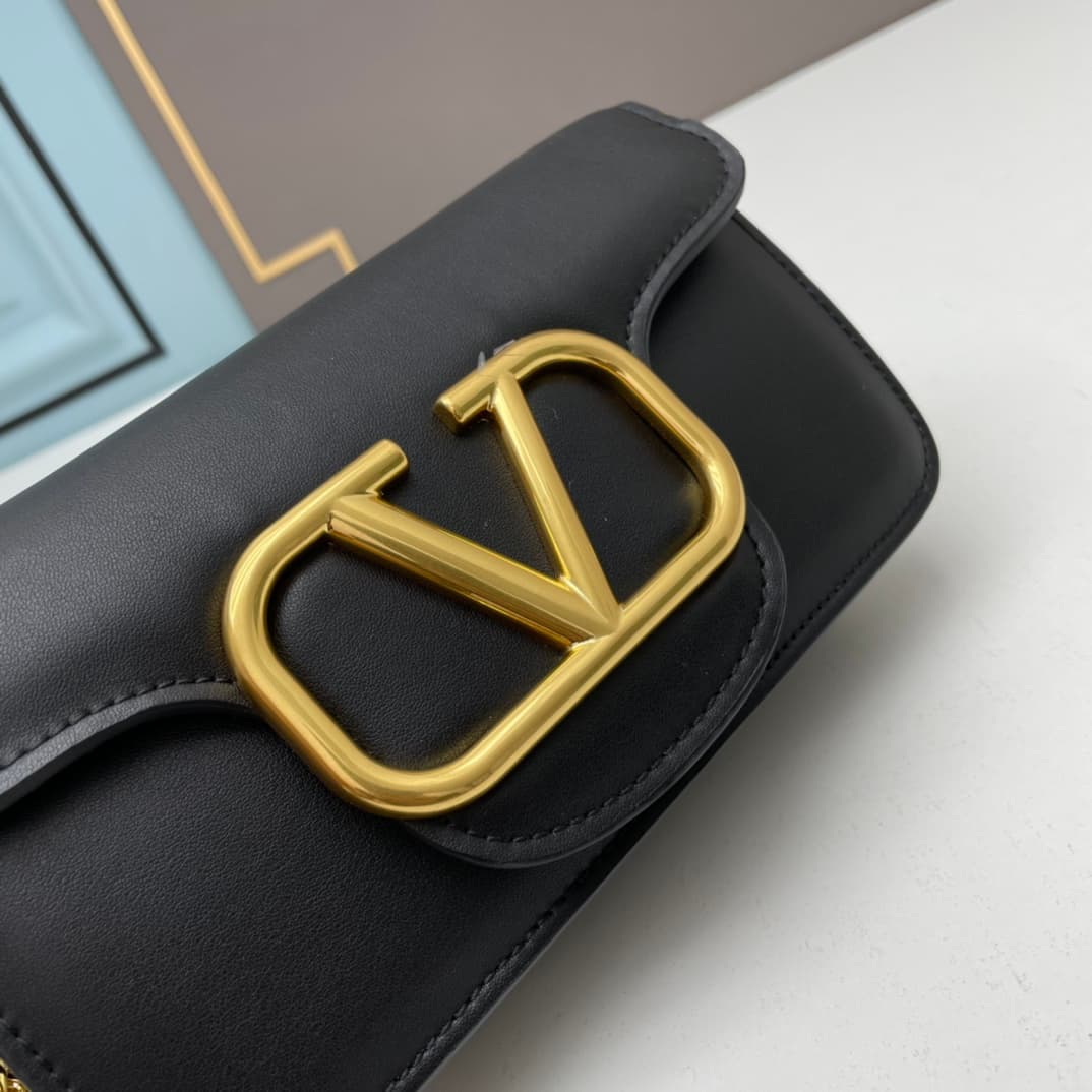 C8243 Small size [520 Selection] VALENTINO Hu Jia’s MINILOCO calfskin product. Composed of metal chains and fine leather, it features a unique double handle design. It can also be removed and transformed into a handbag. With multiple styling options, it c — image 4