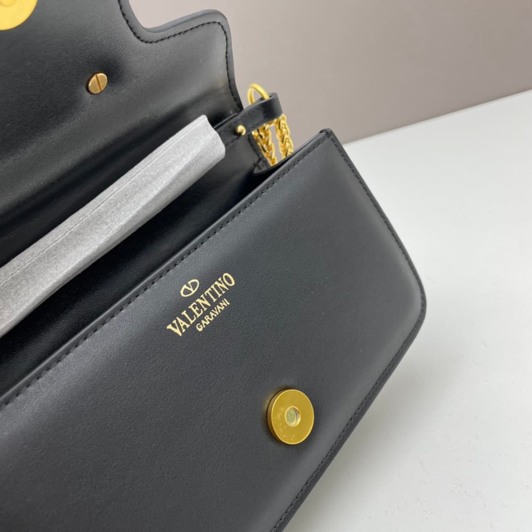 C8243 Small size [520 Selection] VALENTINO Hu Jia’s MINILOCO calfskin product. Composed of metal chains and fine leather, it features a unique double handle design. It can also be removed and transformed into a handbag. With multiple styling options, it c — image 8